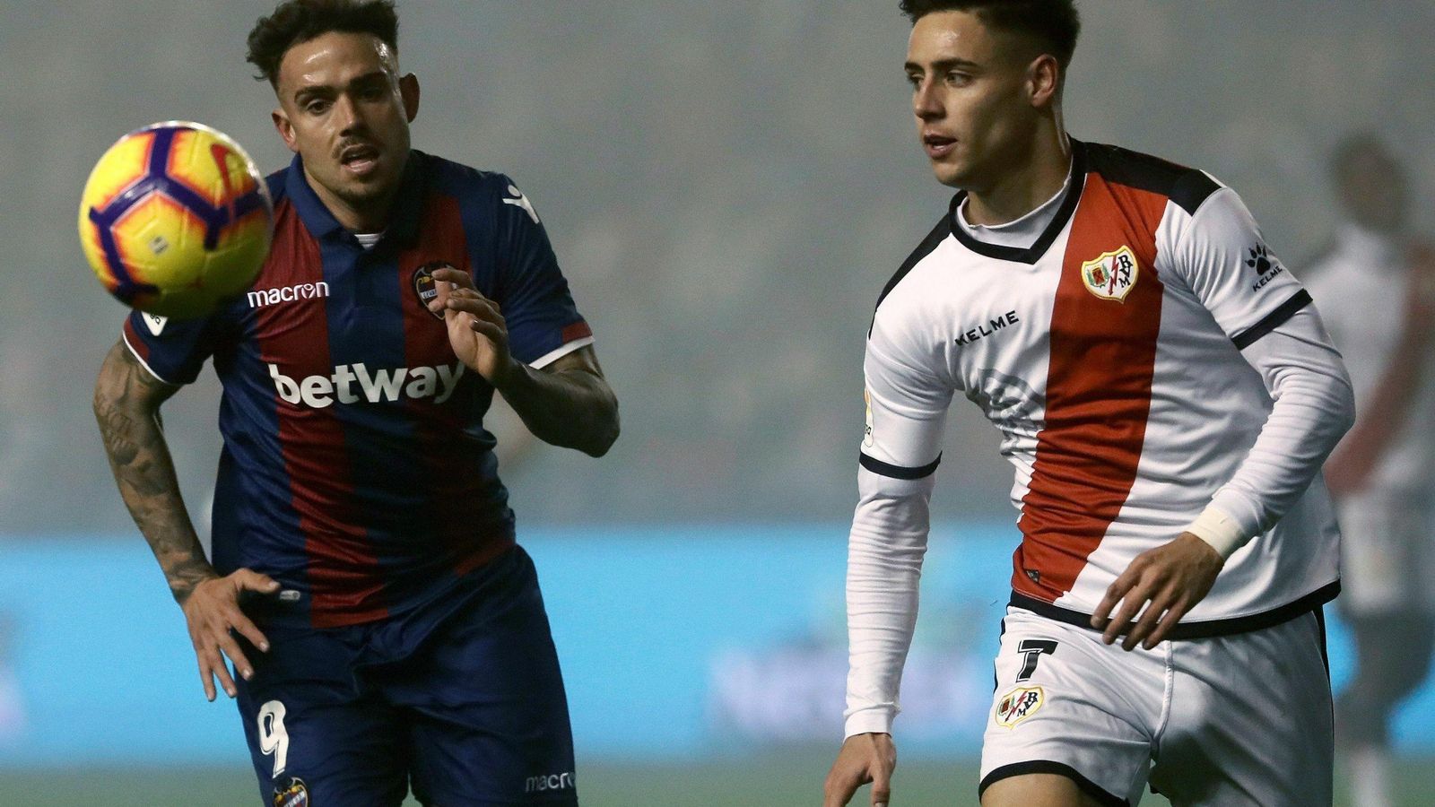 Álex Moreno disputa el balón con Roger.