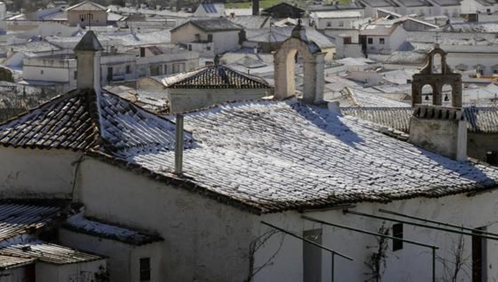 Vista de los tejados de varias casas totalmente cubiertos de nieve en Guadalcanal.

Foto: B.Vargas/Juan Carlos Vázquez
