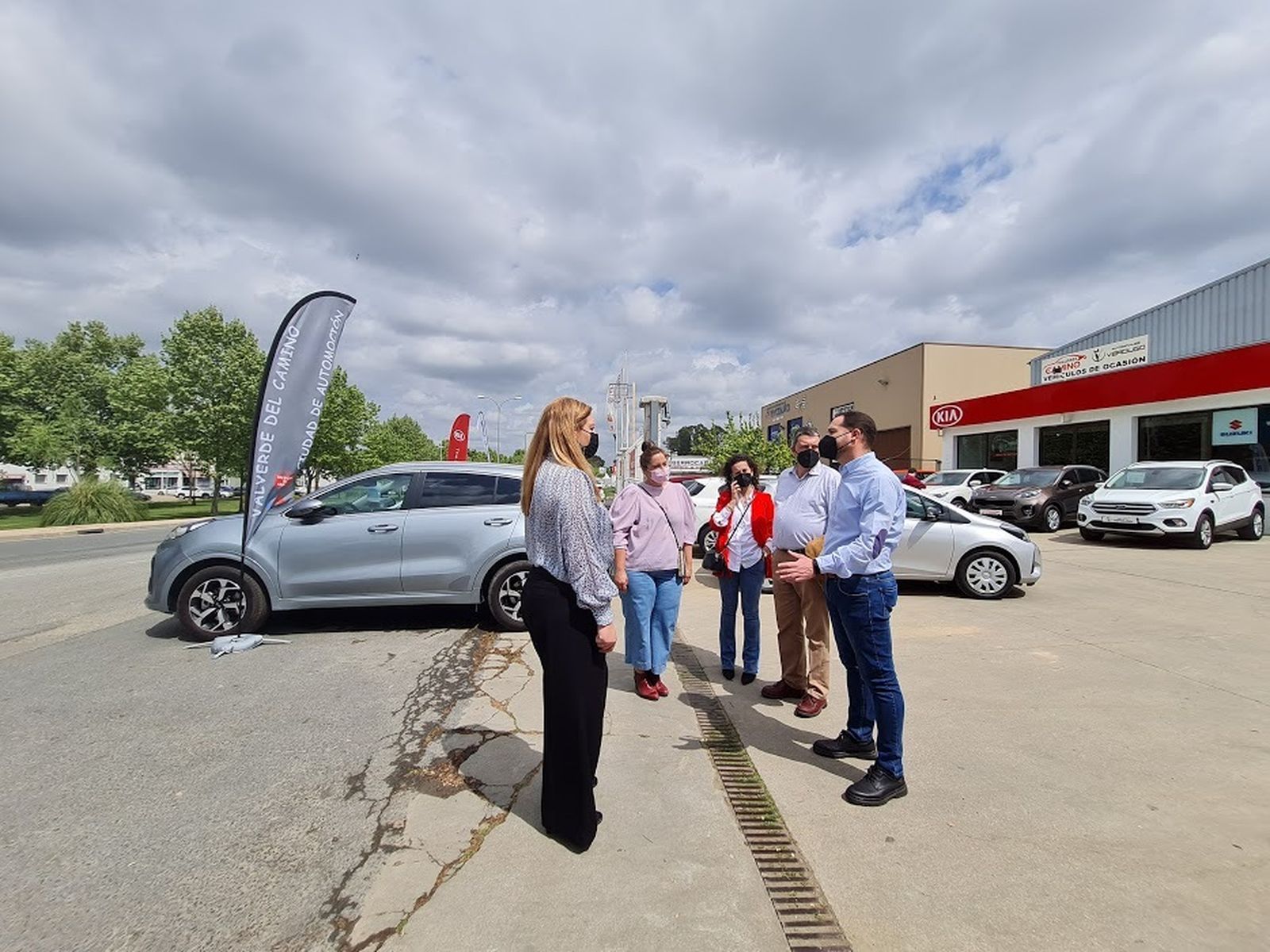 La alcaldesa junto a los representantes del sector en la inauguración del Salón.