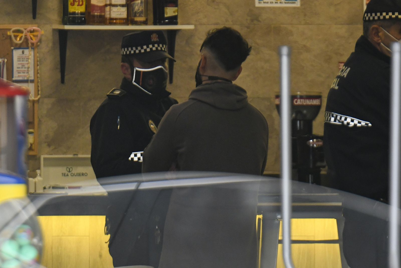 Fotos: Así ha sido la redada de la Policía Local y la Guardia Civil en un bar de Ogíjares que incumplía las restricciones