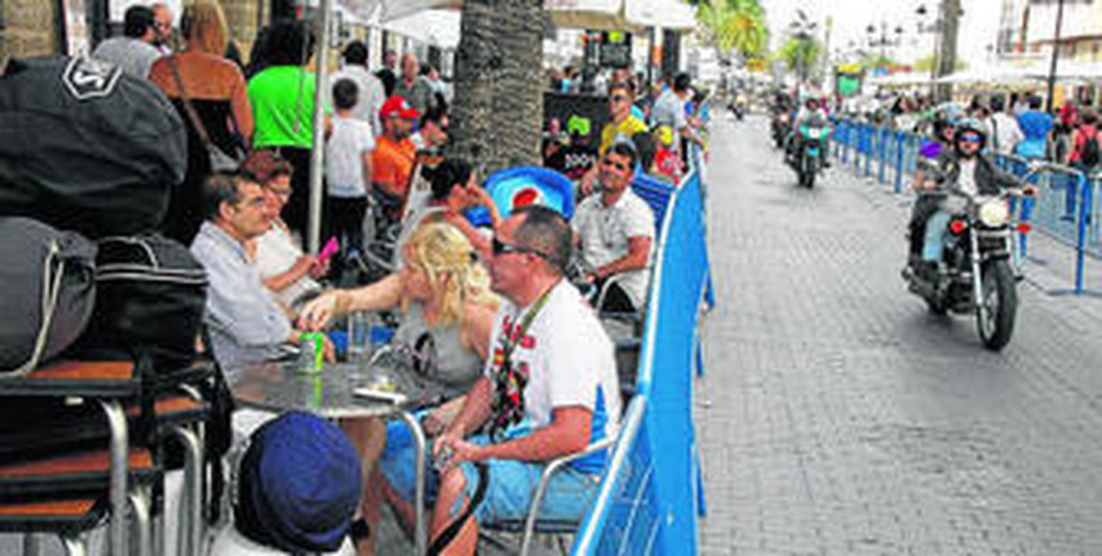 La avenida Micaela Aramburu, vallada ayer por la tarde para permitir el acceso de las motocicletas mientras los visitantes disfrutan de las terrazas.