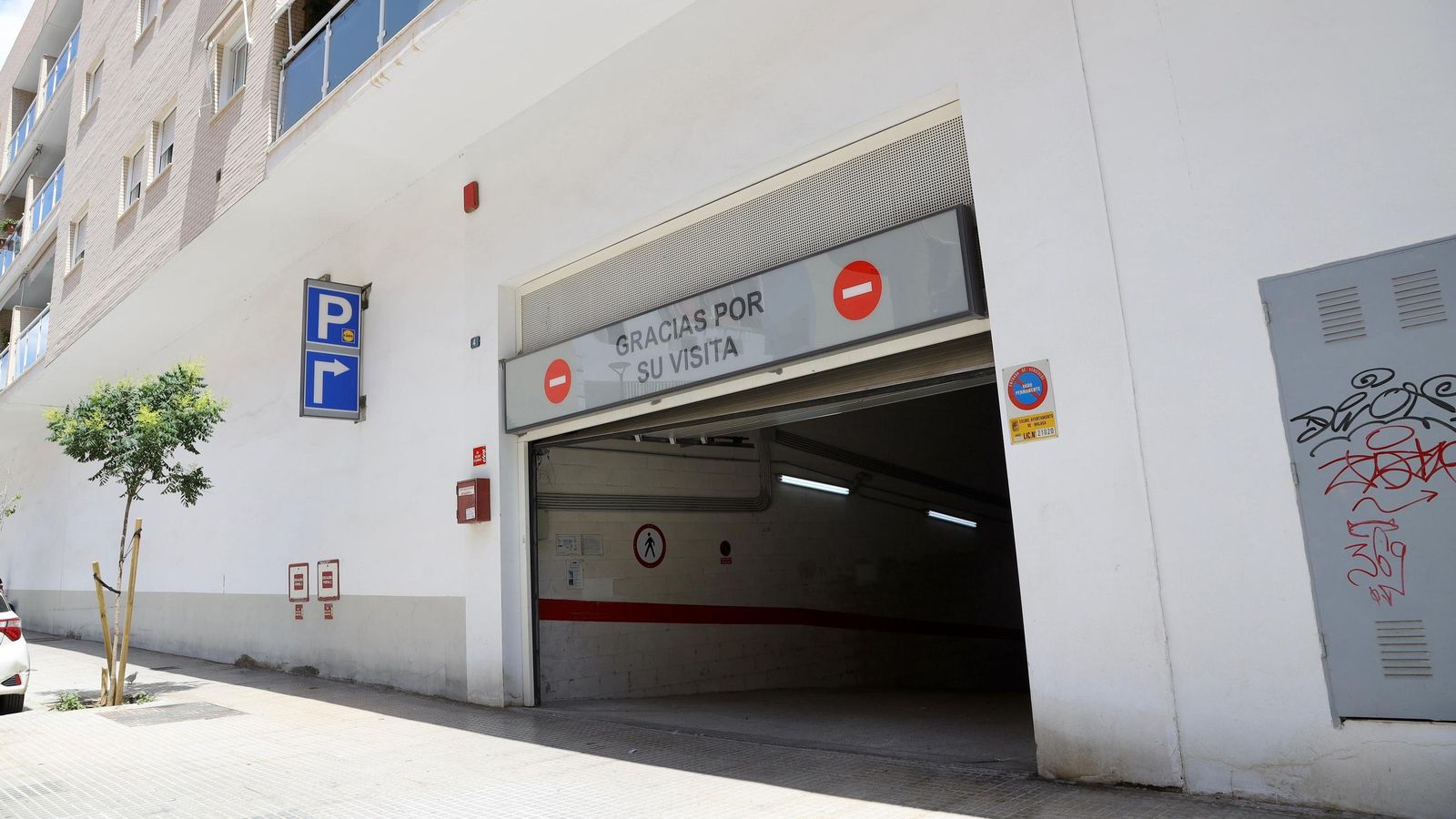 Salida del parking donde se produjo el tiroteo