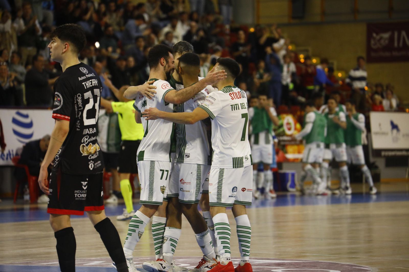 Juanan celebra uno de sus goles con sus compañeros.