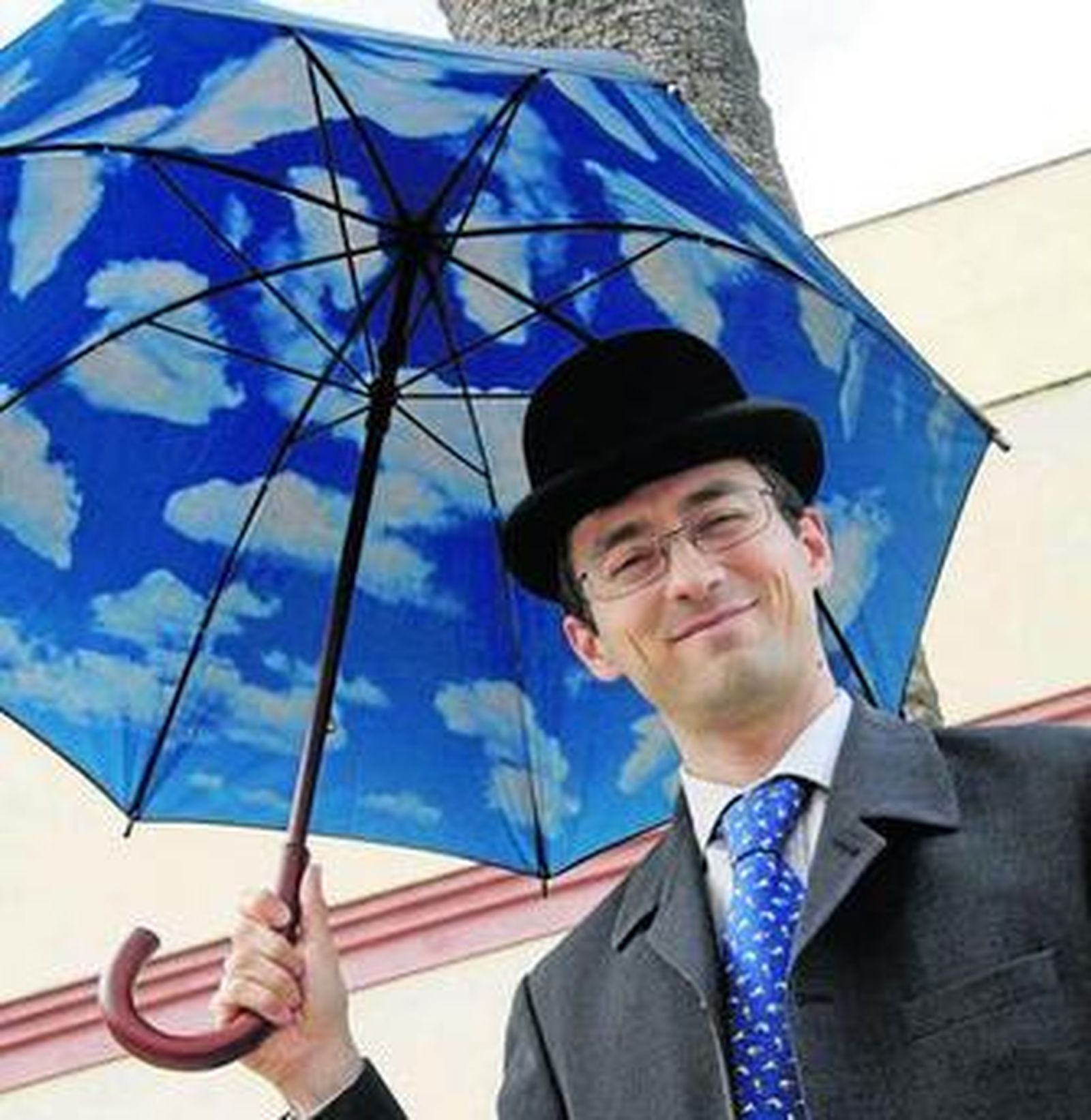 Eduardo Jáuregui, con el paraguas 'anticrisis' símbolo de su empresa.