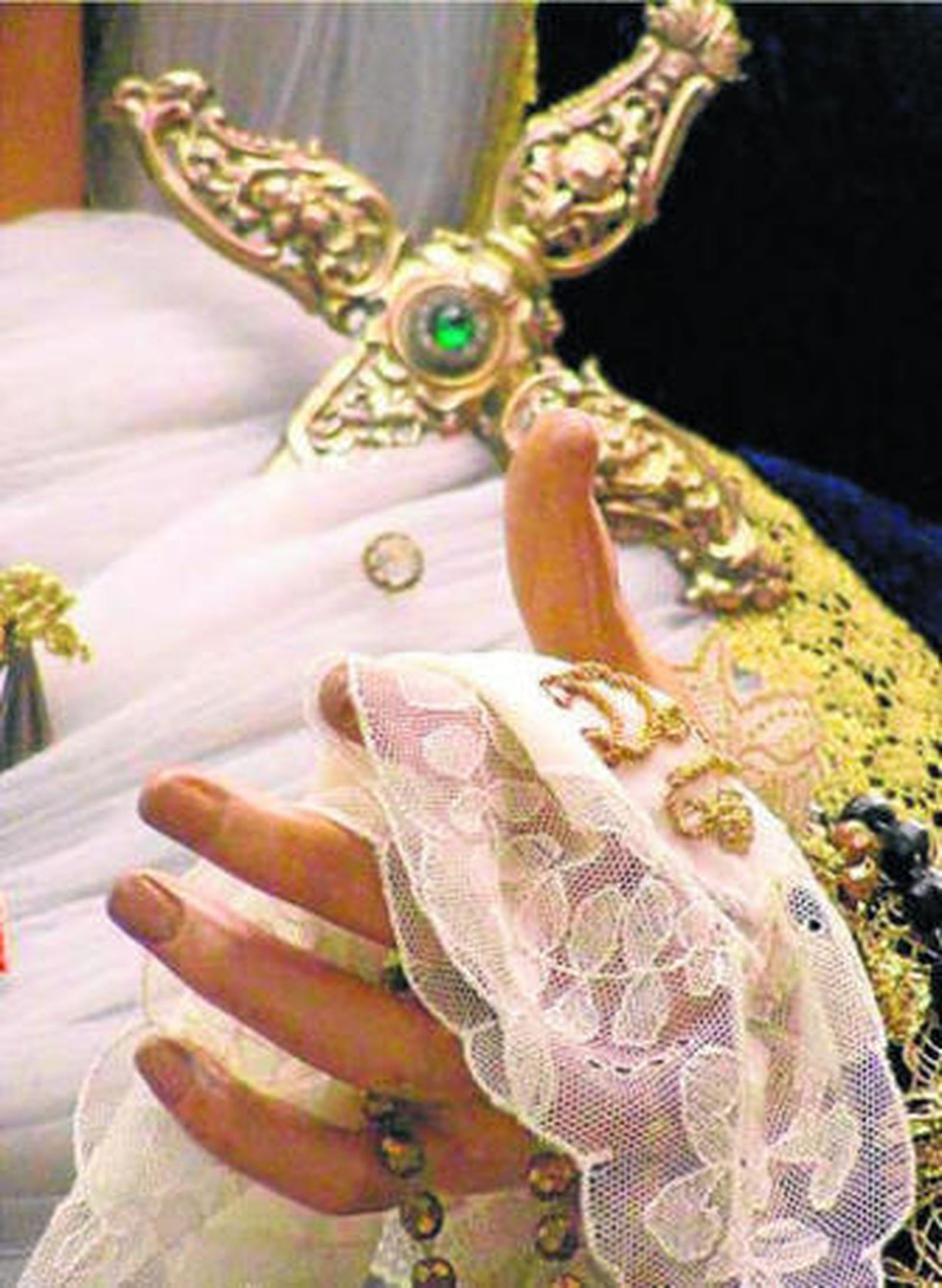 A la izquierda, una mano de la Virgen tras la restauración de 2007. A la izquierda, la Virgen el pasado viernes.