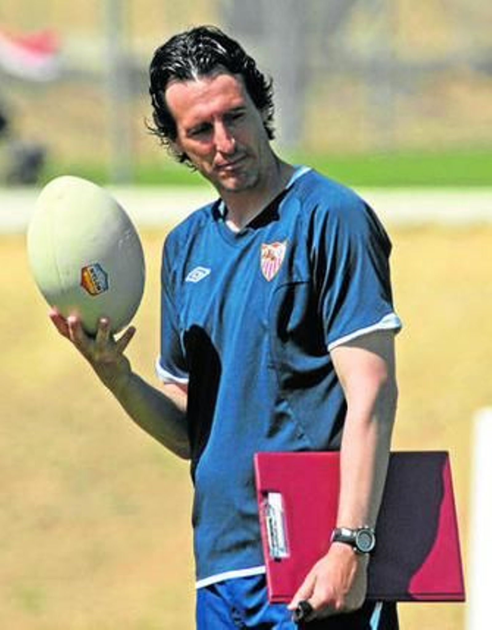 Emery, pensativo con un balón de rugby, durante la sesión de ayer.