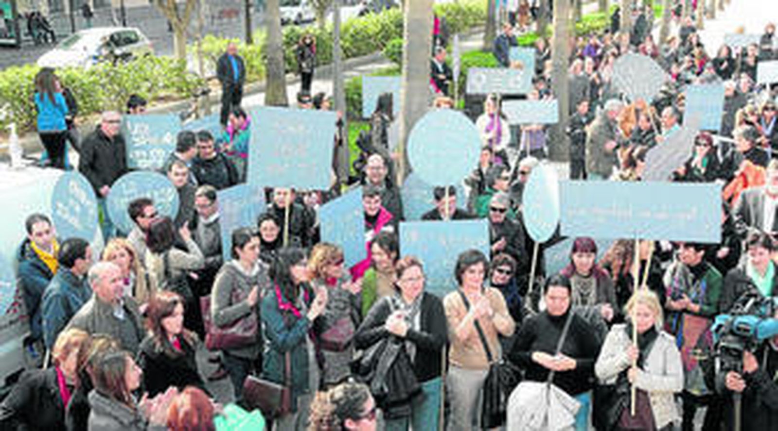 Más de 200 personas se dieron cita en el Mirador de la Rambla para conmemorar el Día de la Mujer.