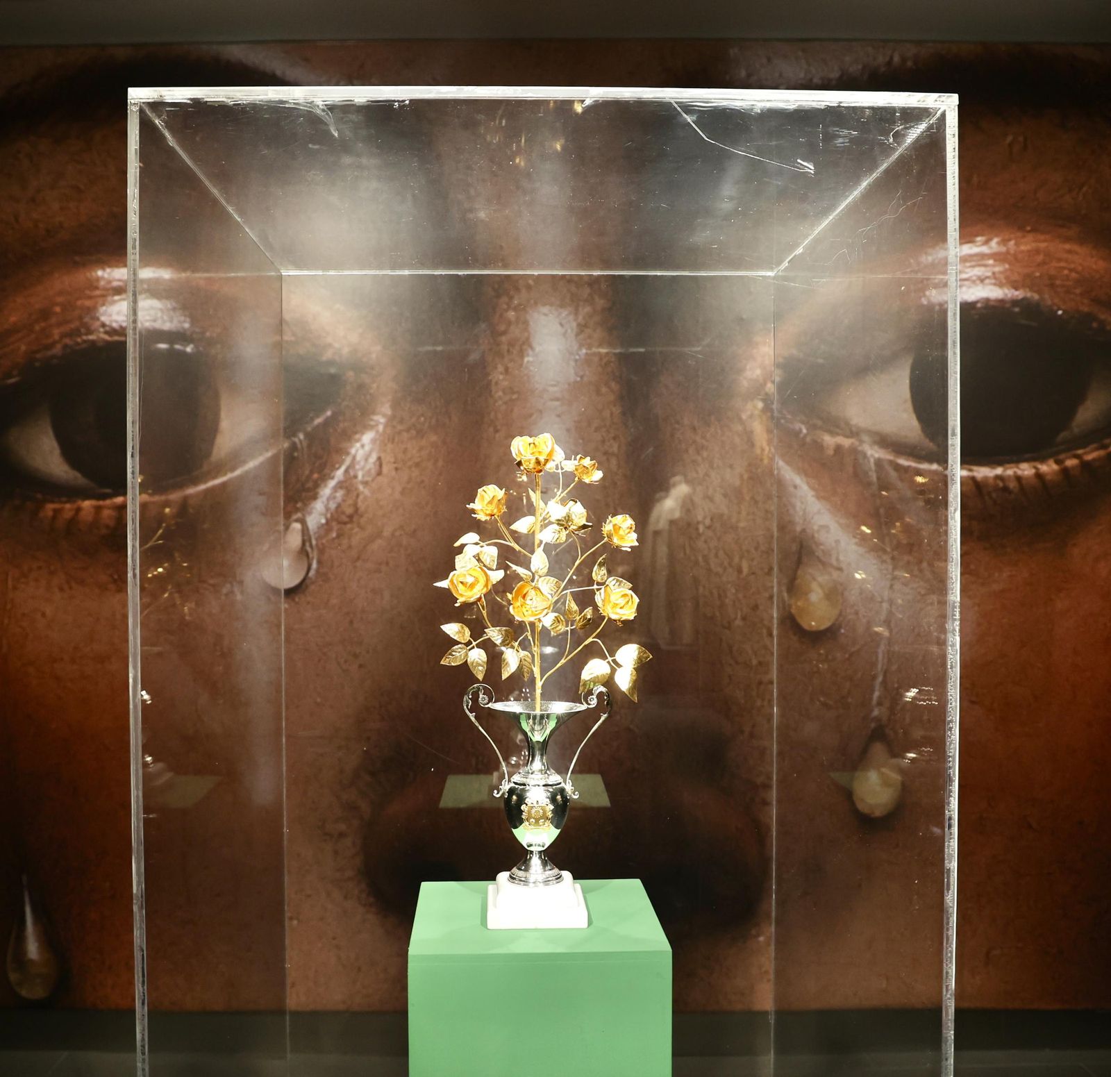 Exposición Ofrenda. Rosa. Corona. Beso