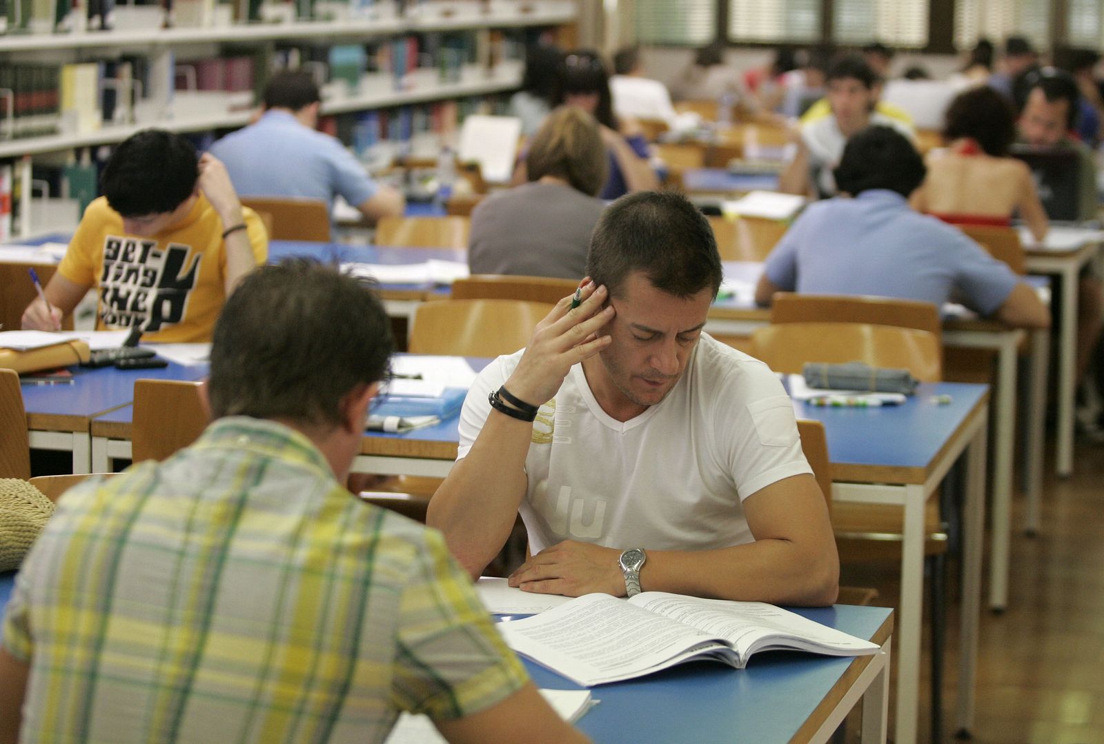 Estudiantes en la Biblioteca Central de Córdoba.