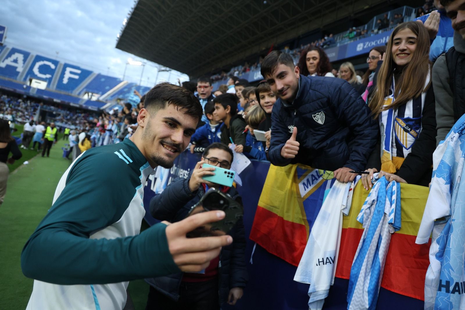 Búscate en las fotos del entrenamiento del Málaga CF en La Rosaleda