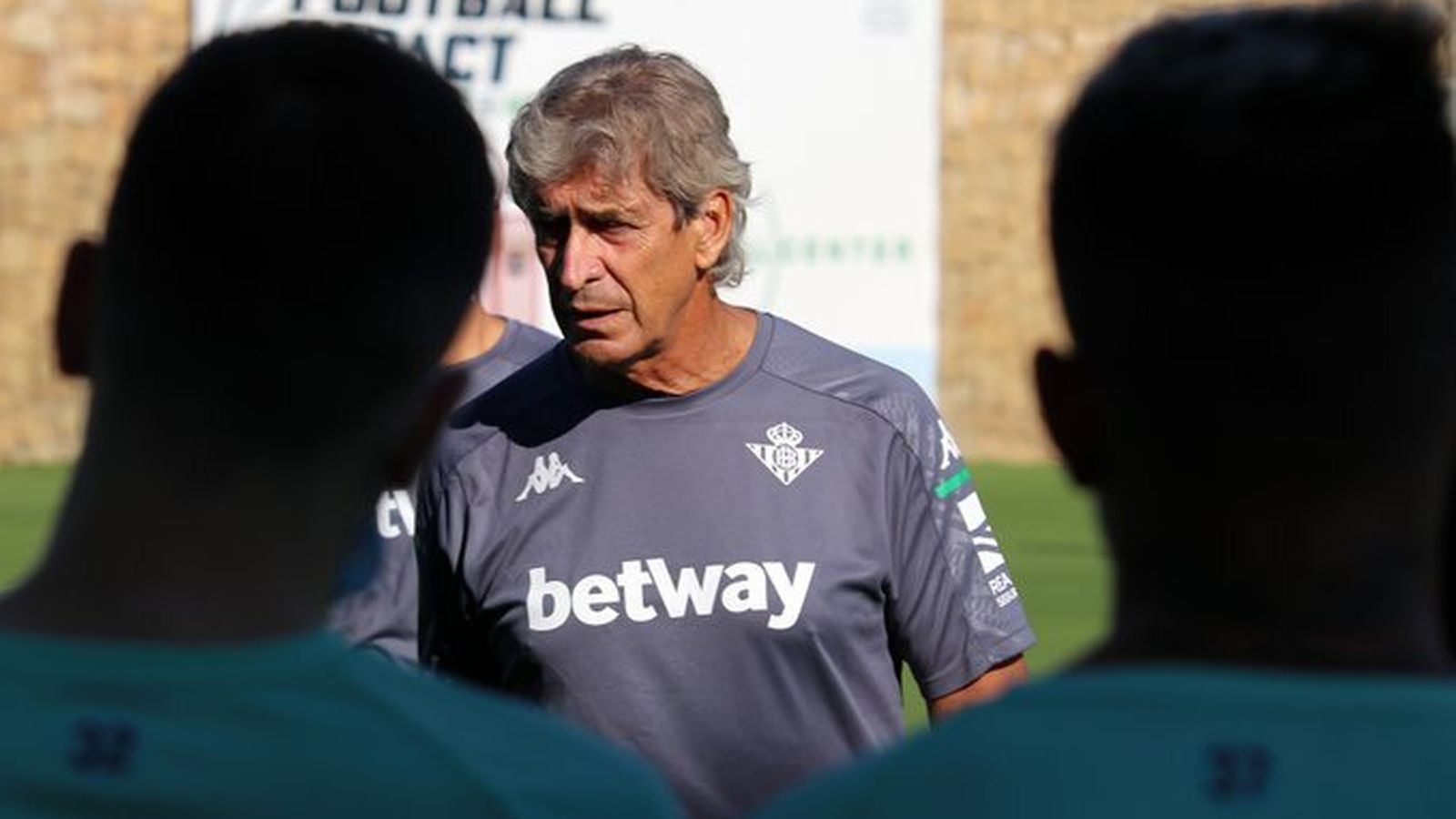 Manuel Pellegrini dialoga con la plantilla.