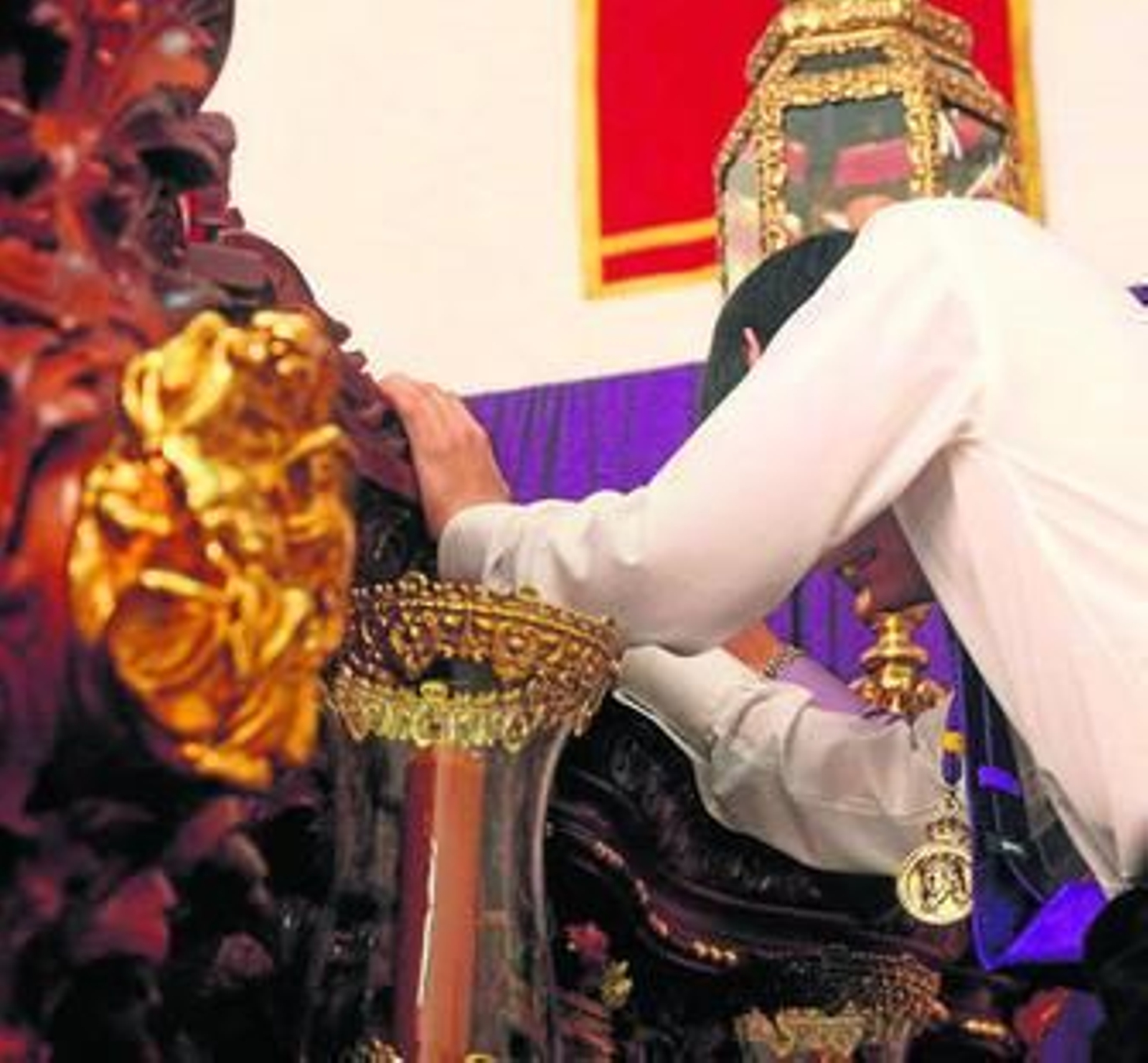 Los hermanos del Gran Poder ultiman los detalles del paso durante la mañana.