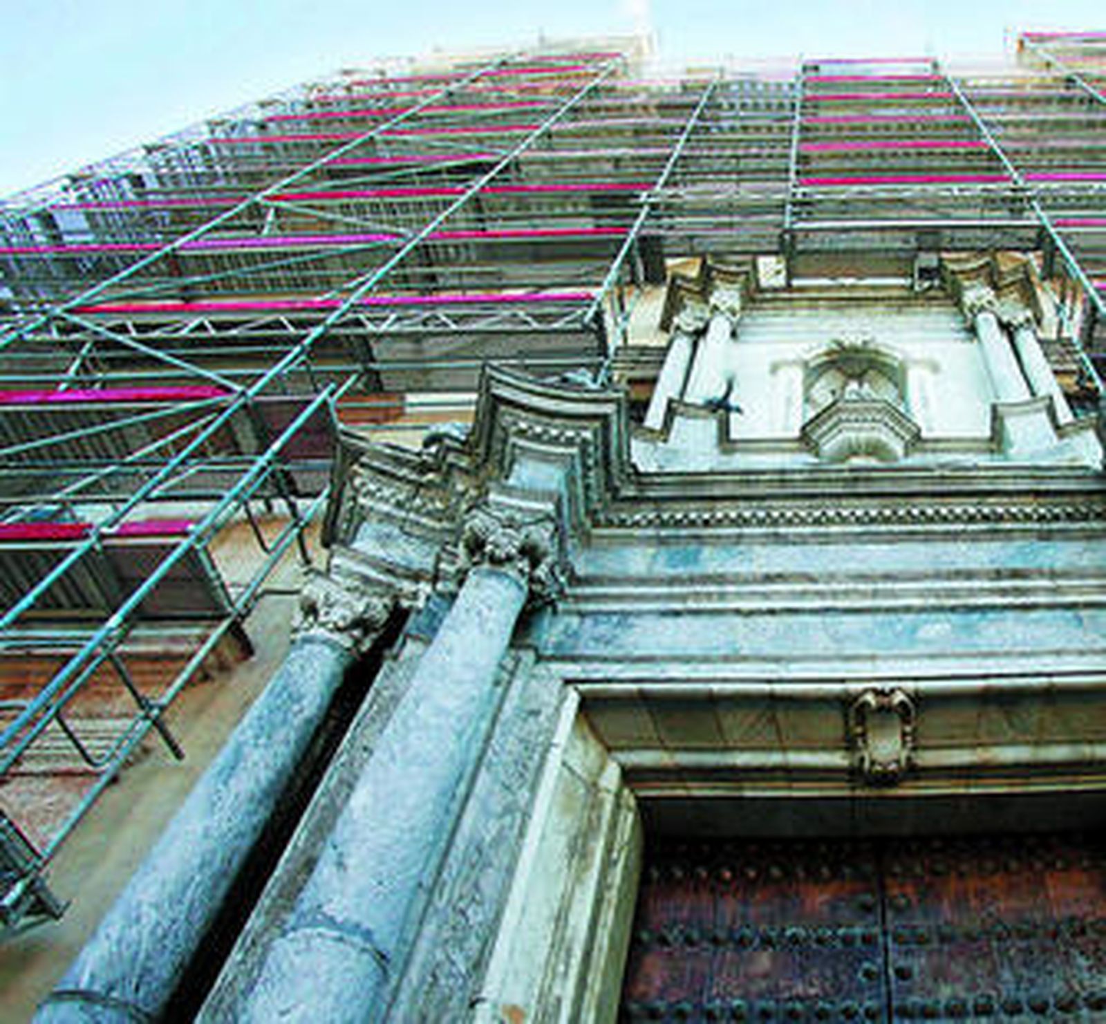 Los andamios cubren ya toda la fachada principal de la iglesia del Carmen para su rehabilitación.