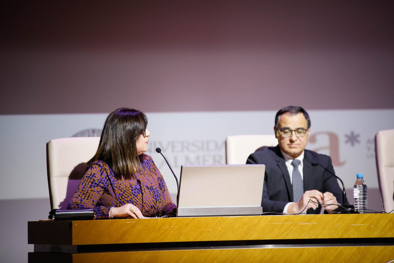 Imágenes del acto de reconocimiento a antiguos alumnos y amigos de honor en la UAL
