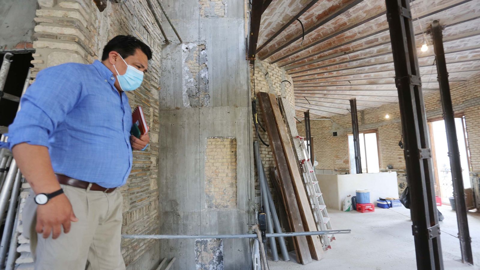Primera planta, con el hueco del ascensor en primer plano y las columnas de hierro.