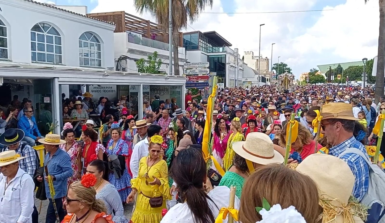 El acceso de Bajo de Guía, abarrotado de peregrinos y de público a la llegada de la Hermandad del Rocío de Sanlúcar este miércoles.
