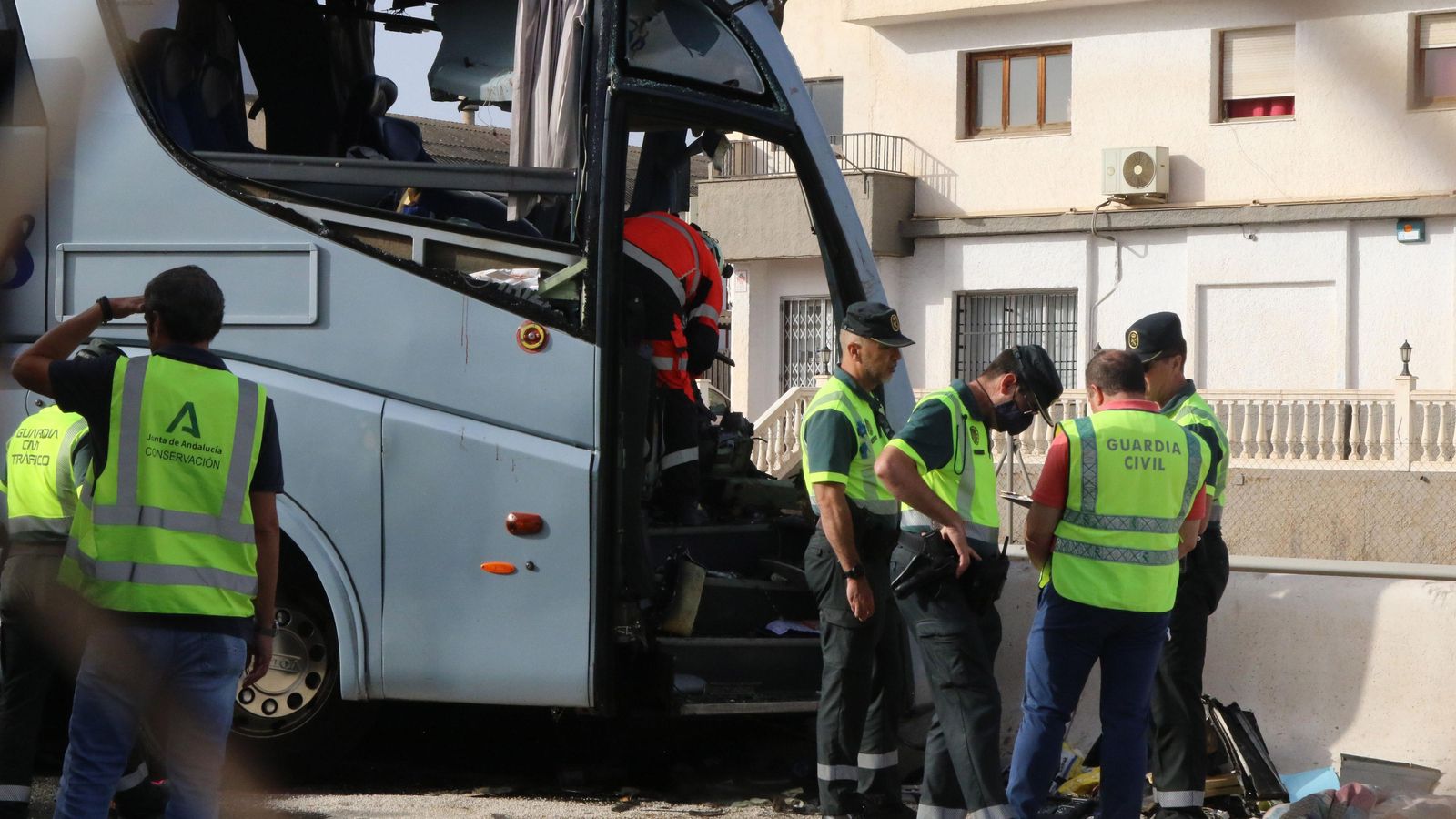 La Guardia Civil, en el lugar del accidente.