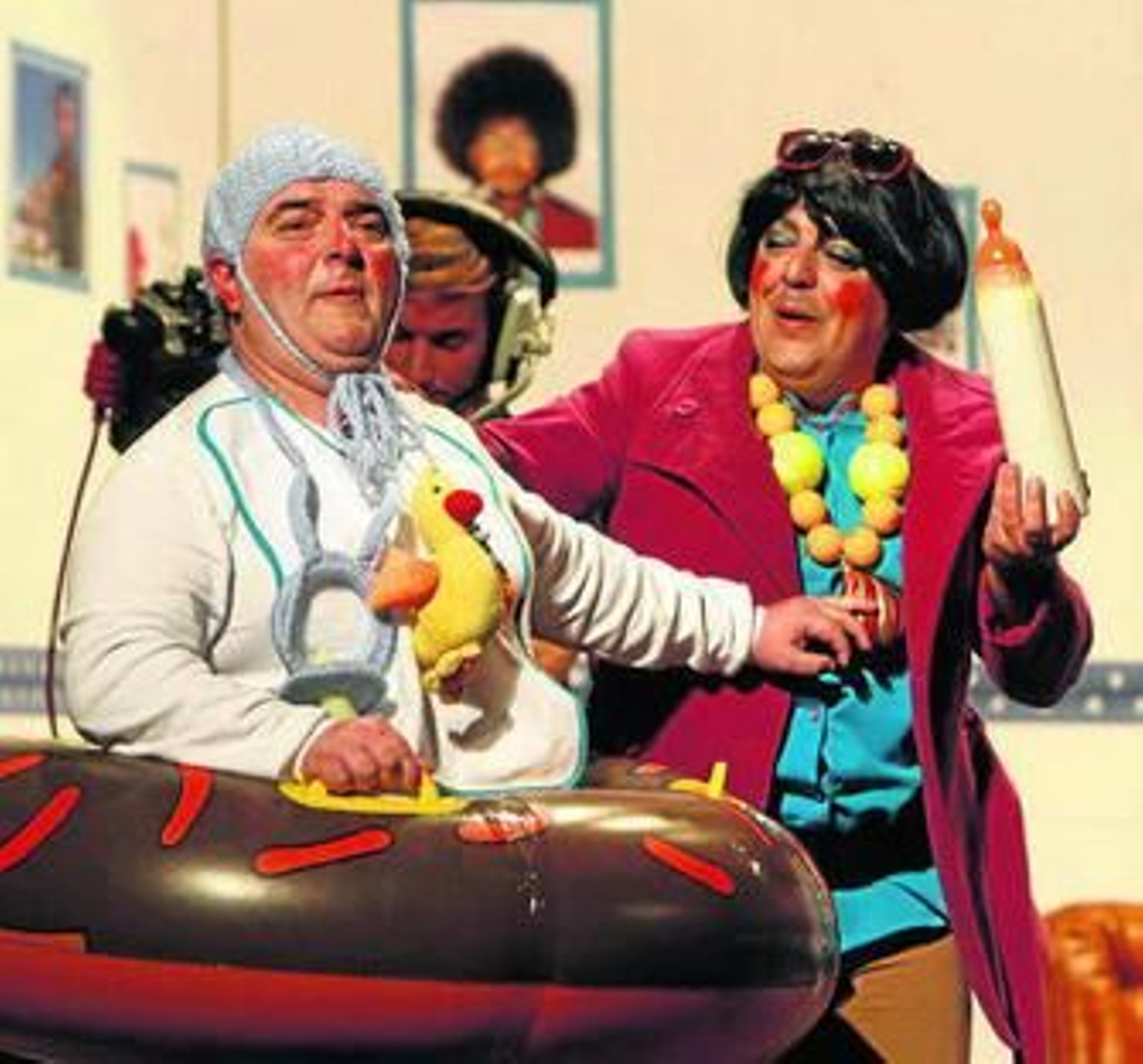 La chirigota 'Con el 12 basta', durante una actuación en el Falla.