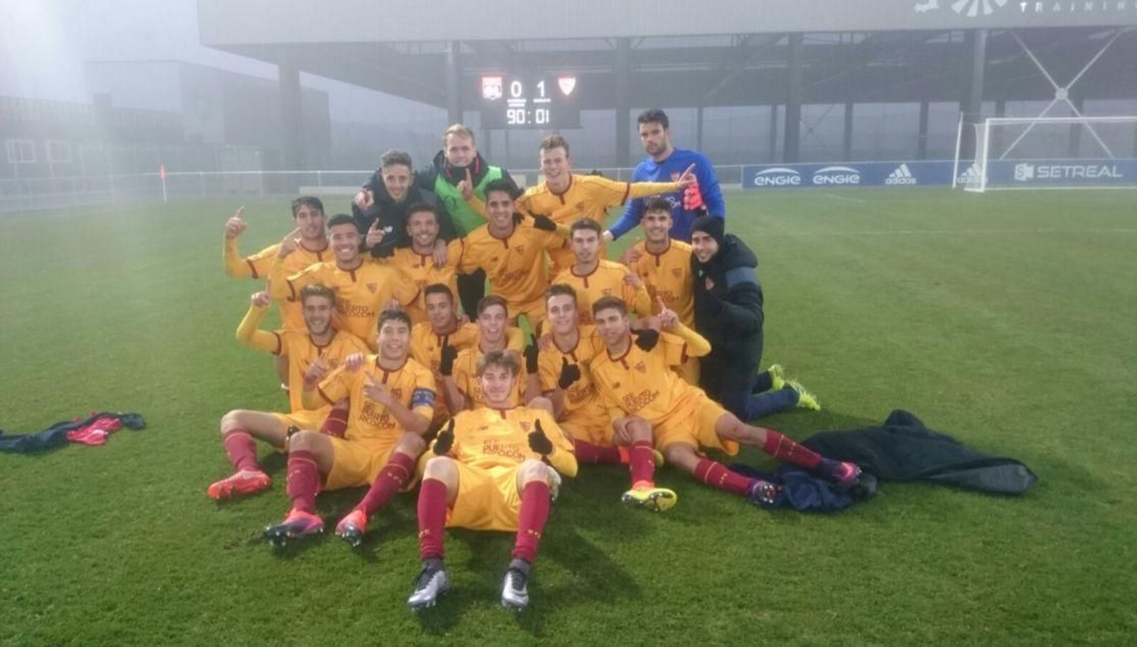 Los juveniles sevillistas celebran el pase.