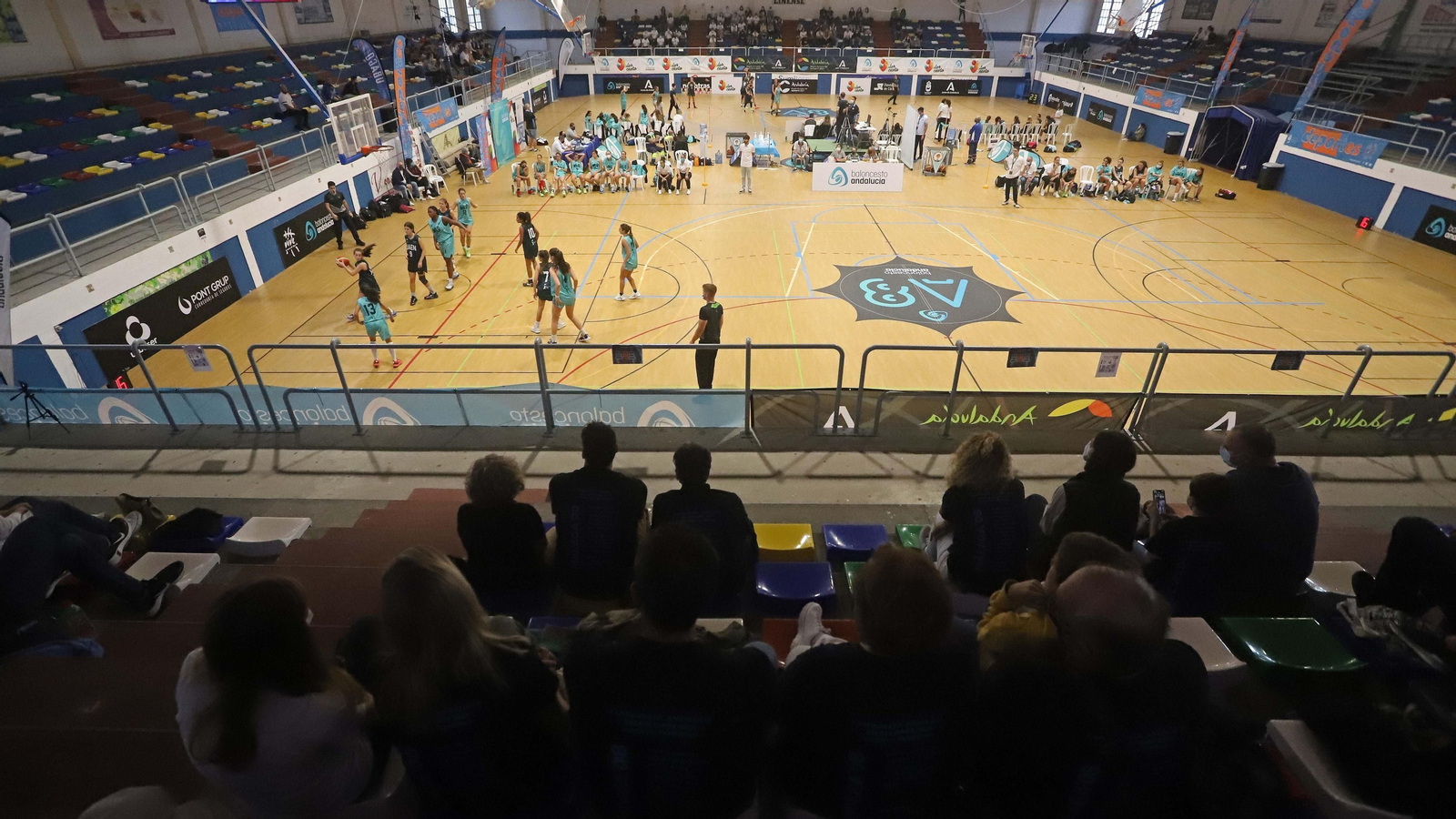 Una actividad deportiva en el pabellón municipal de La Línea.