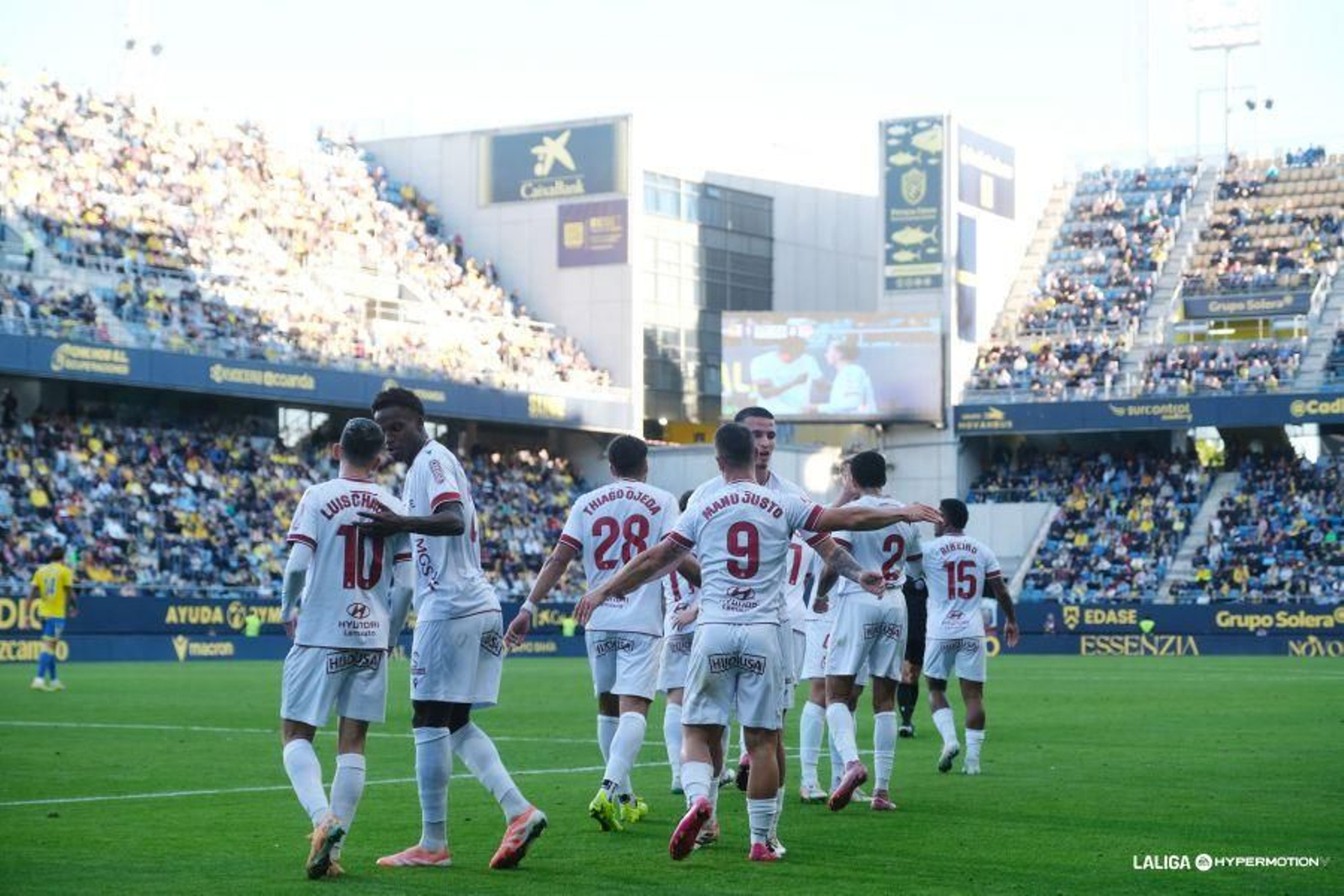 Los jugadores de la Cultural celebrando un gol en el duelo ante el Cádiz.