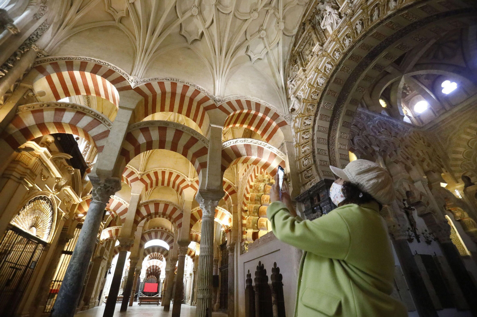 Una turista, en el interior de la Mezquita-Catedral.