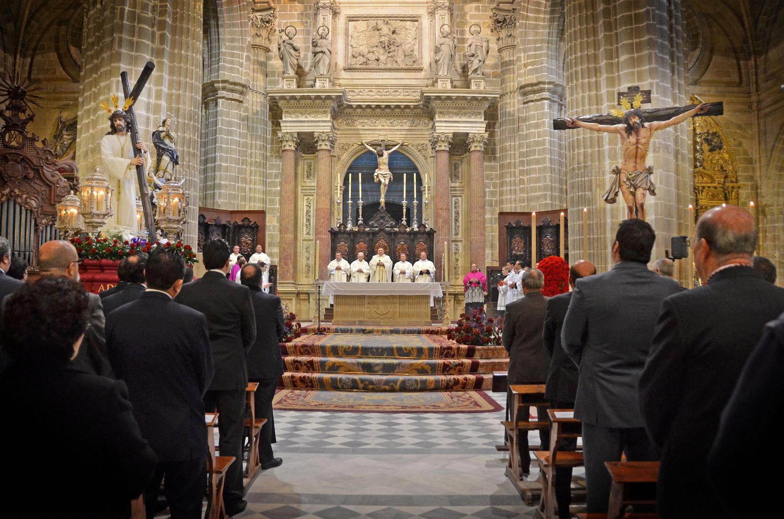 Momento de la erección de las dos hermandades en la Catedral.