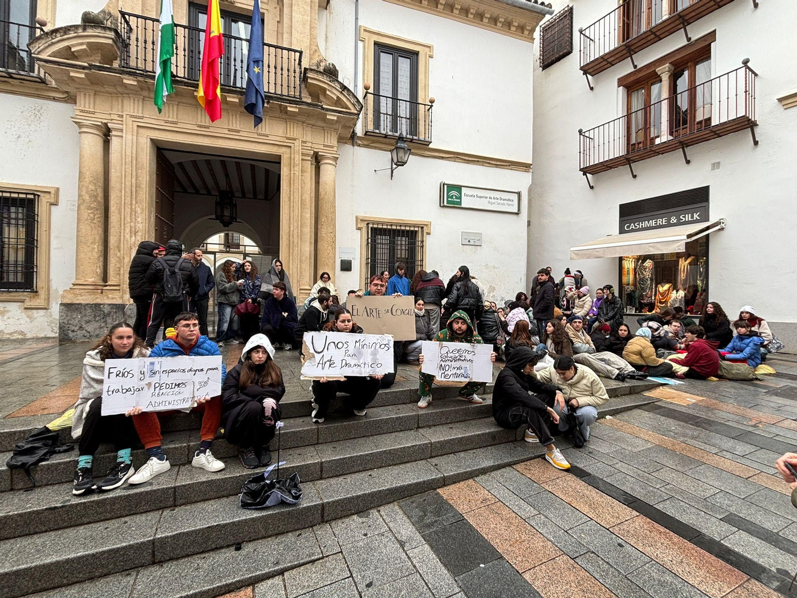 Un momento de la concentración en la entrada de la Escuela Superior de Arte Dramático.