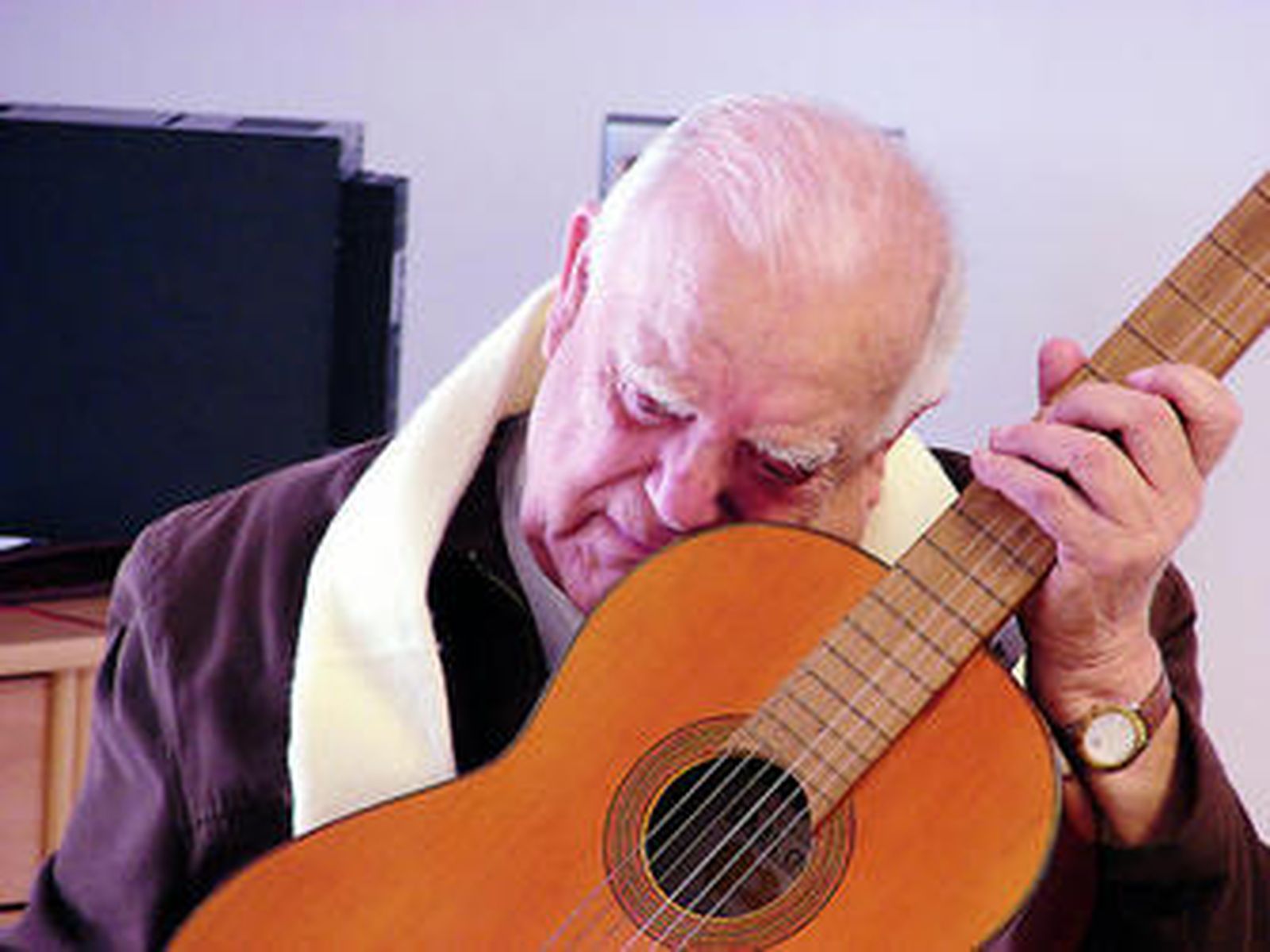 El actor Eduardo Fajardo interpretó una pieza compuesta por él dedicada a los mayores.