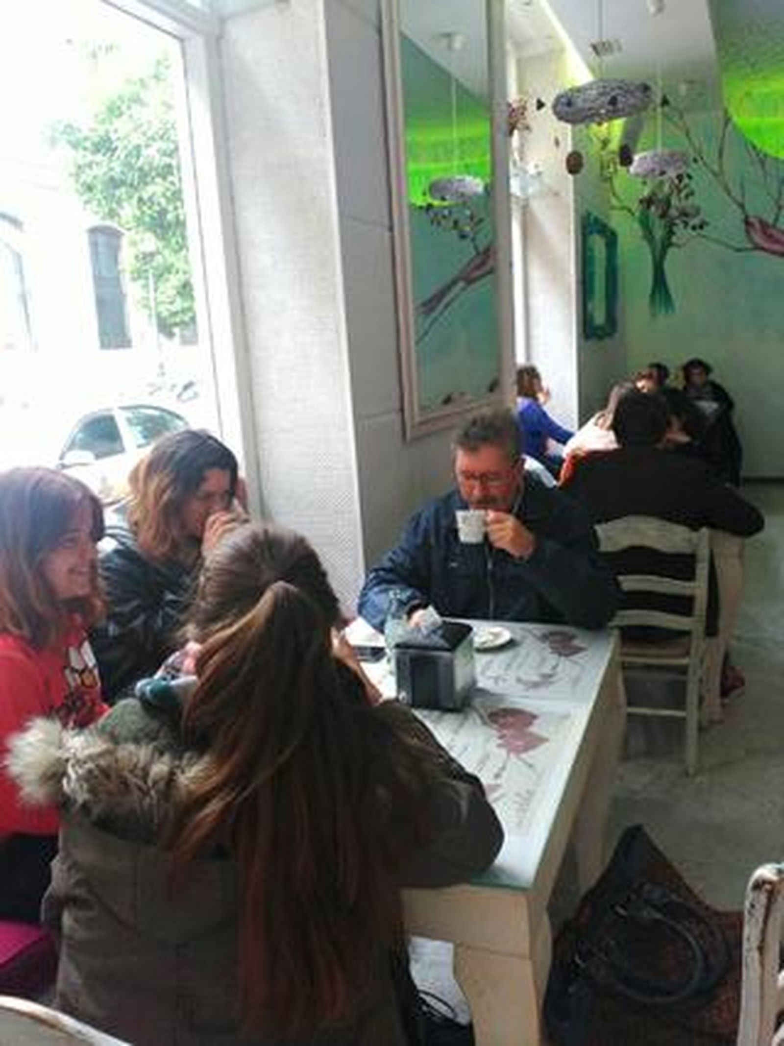 Variedad en La Tortuga. Situado en el entorno de las Tendillas, este establecimiento ofrece una gran variedad en su oferta y se ha convertido en un punto de encuentro a cualquier hora del día. / El Día