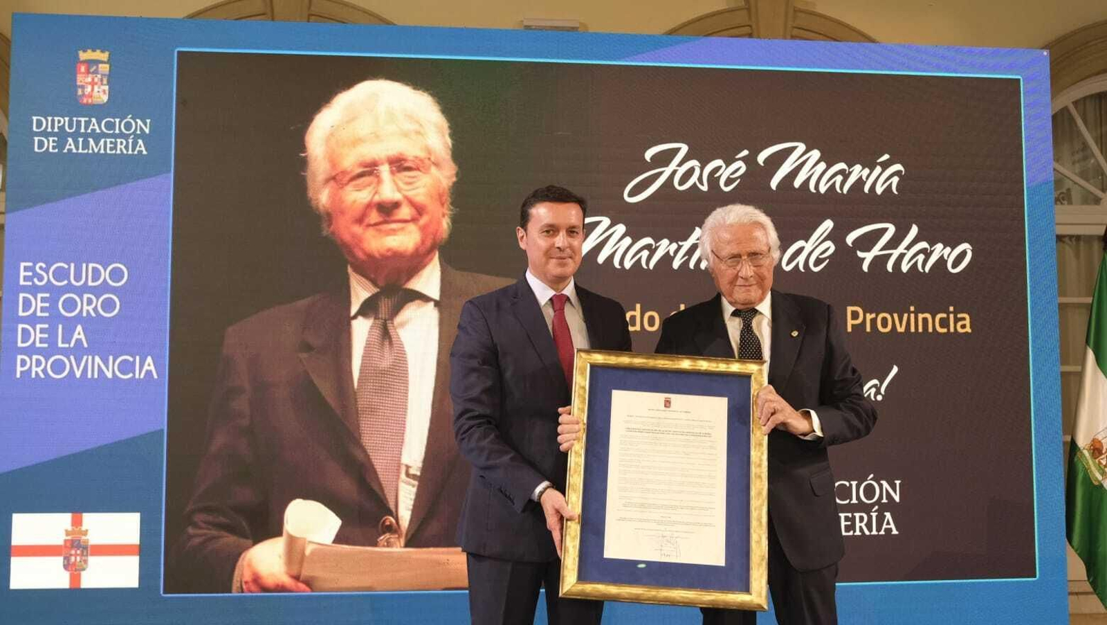 José María Martínez de Haro recibe el Escudo de Oro de la Provincia de Almería.