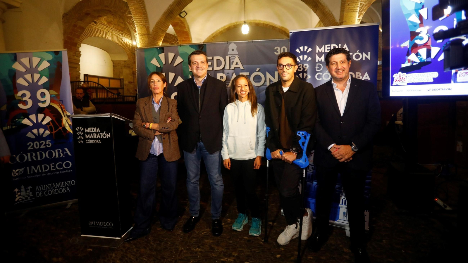 Las autoridades posan junto a Grondona y Ouhaddou  en la presentación de la Media Maratón.