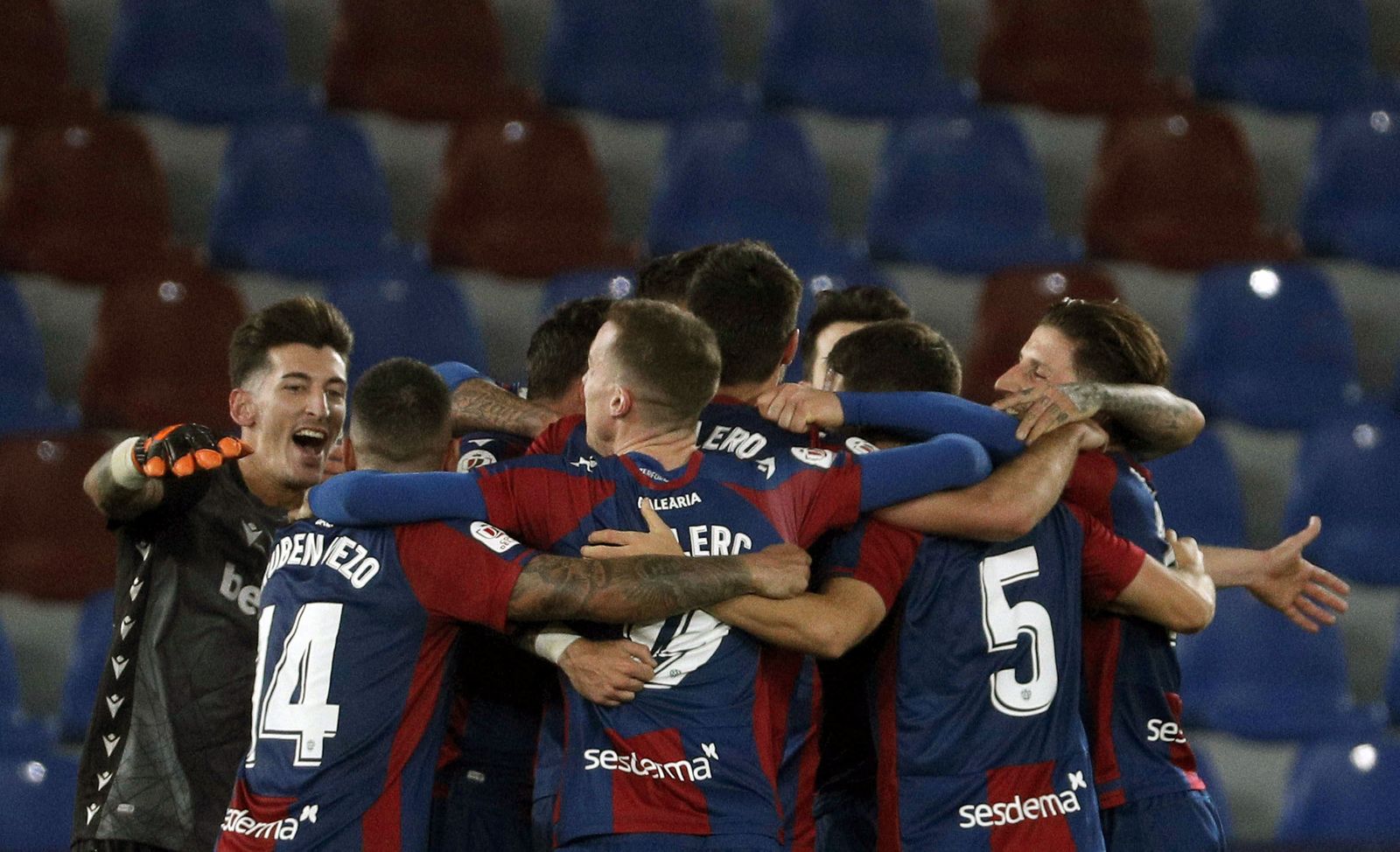 Los jugadores del Levante celebran su pase.