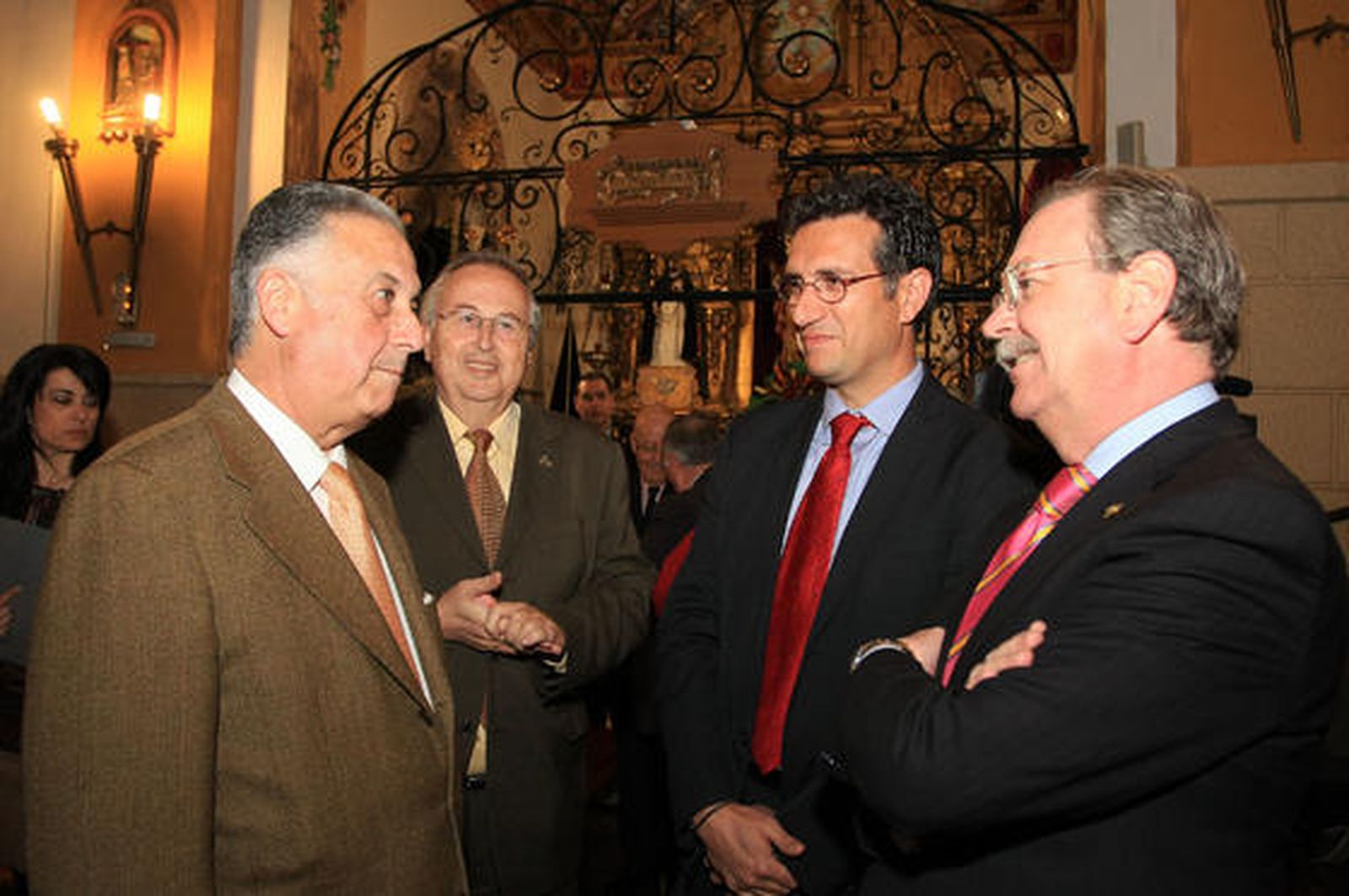 Arcángel, Argentina y Pepe 'El Marismeño' cantan la disertación del jefe de Cultura de 'Huelva Información', Eduardo Sugrañes. / Alberto Domínguez