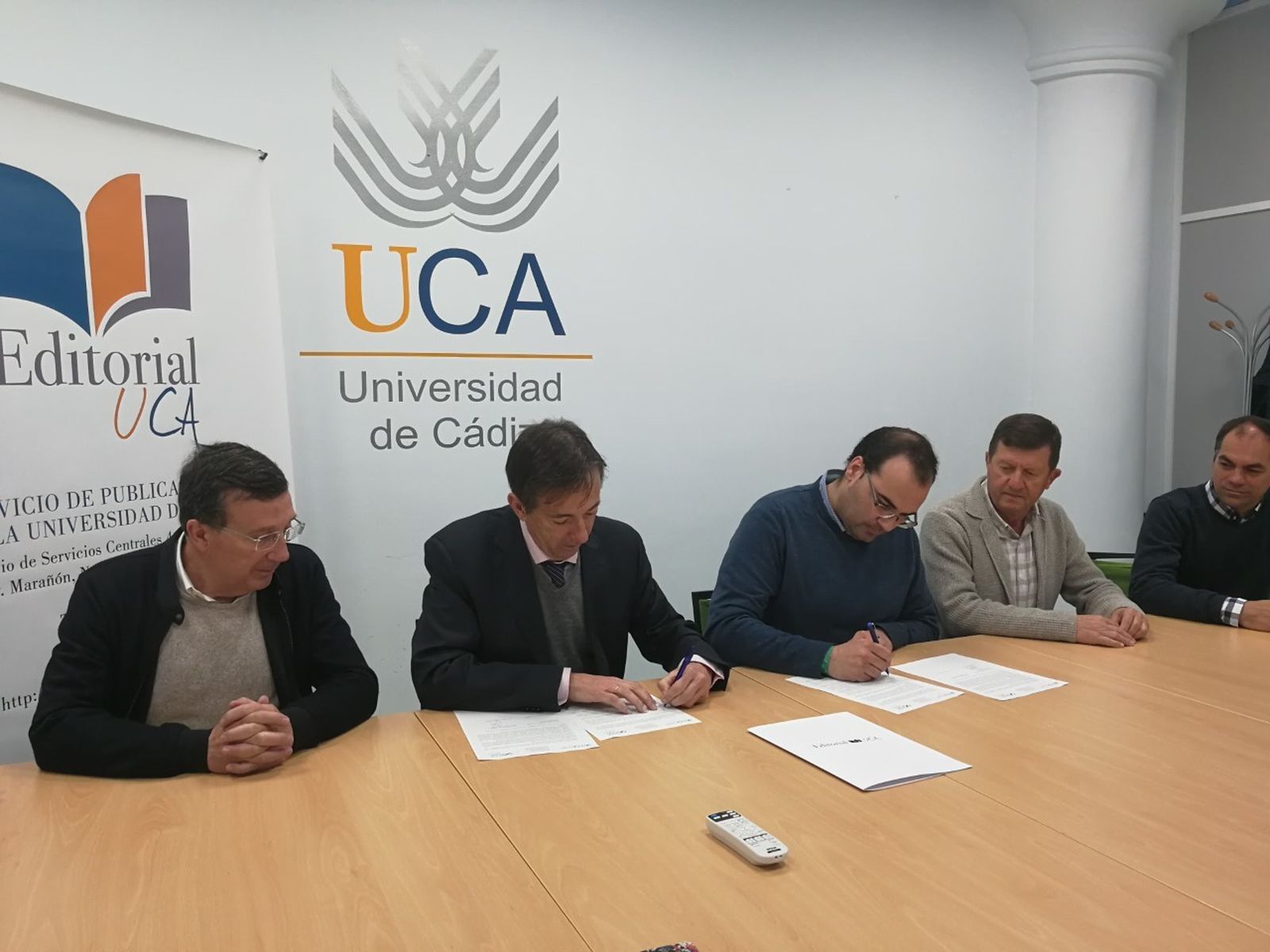 Un momento de la firma entre Ayuntamiento y UCA para la edición del libro