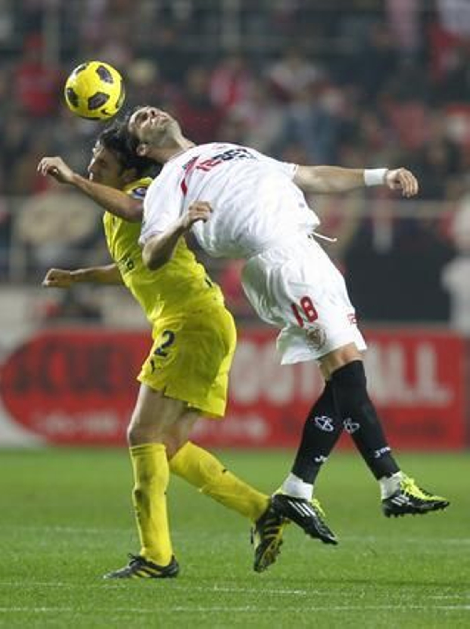 El Sevilla celebra la vuelta de Sergio Sánchez a los terrenos de juego con el pase a las semifinales de Copa del Rey ante el Villarreal (3-0). / Reuters