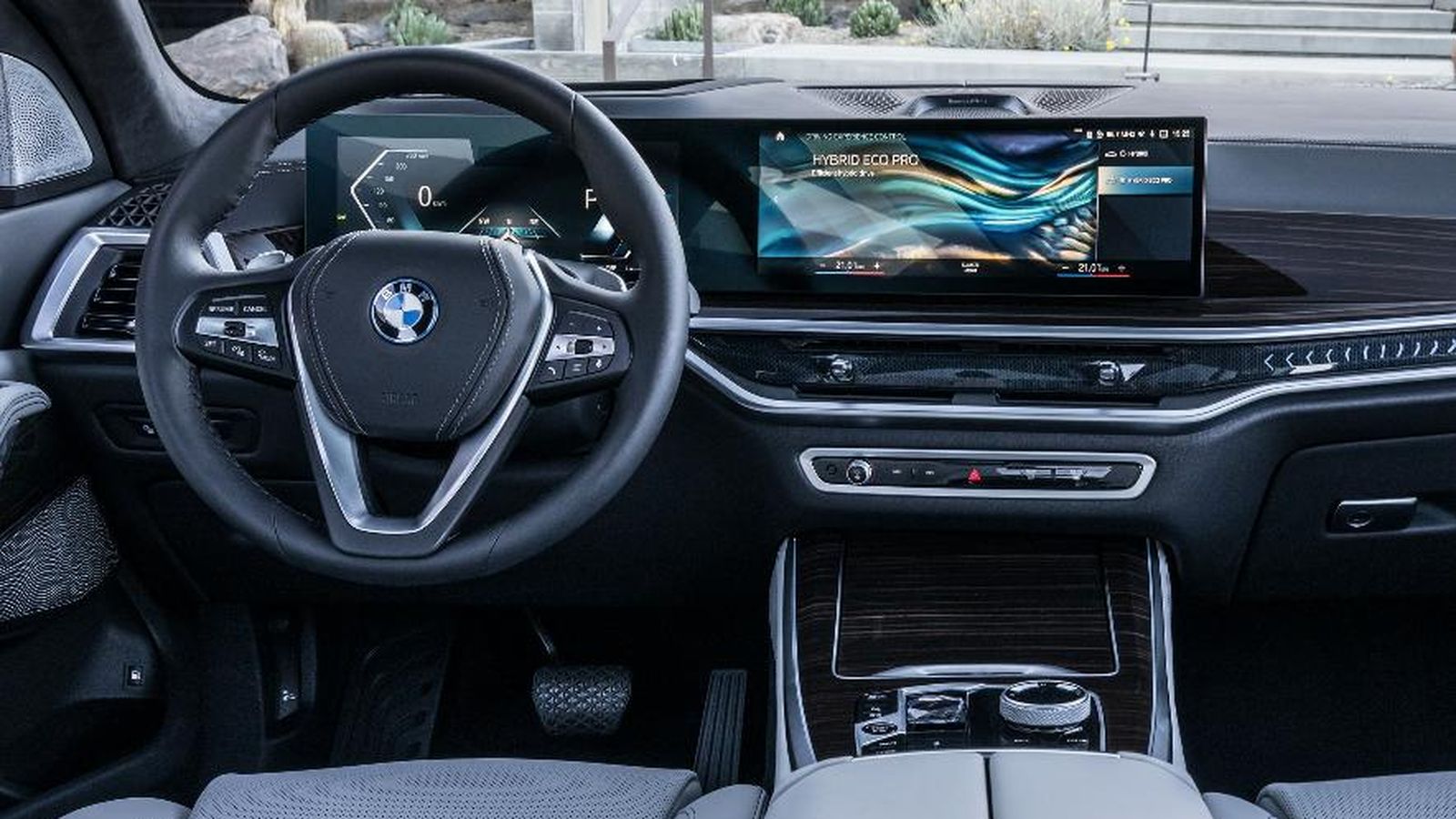 Las dos pantallas del salpicadero se integran ahora bajo un mismo cristal.