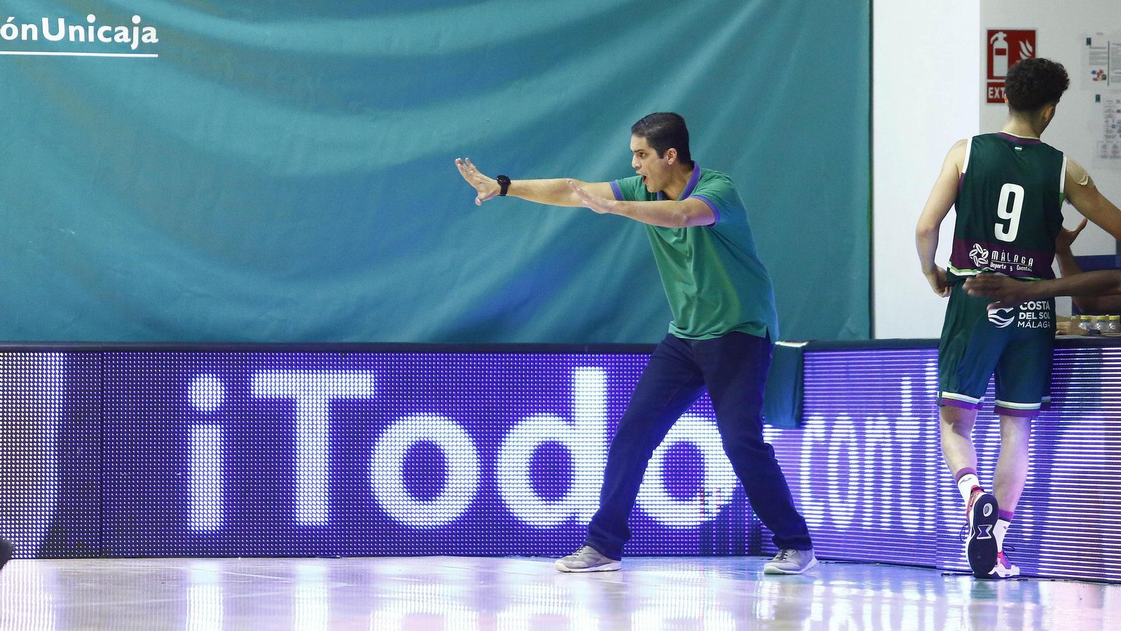 Antonio Herrera da órdenes durante un partido. Antonio Herrera da órdenes durante un partido.