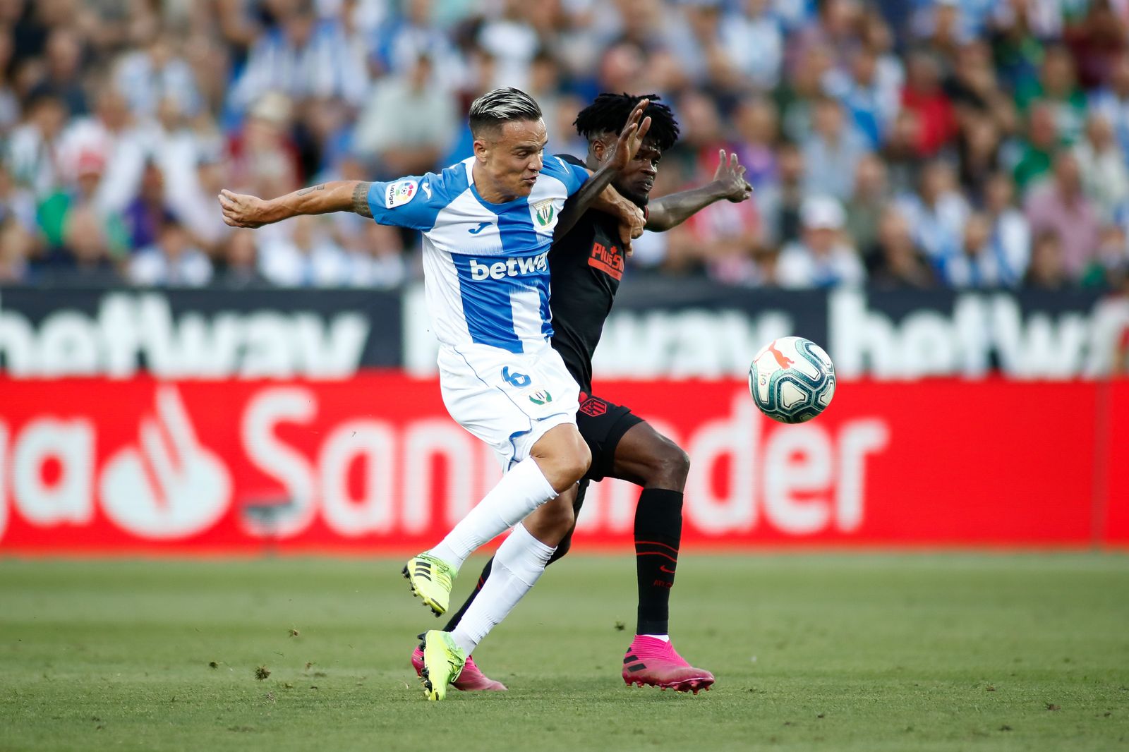 Roque Mesa disputa la pelota con Thomas en el Leganés-Atlético (0-1).
