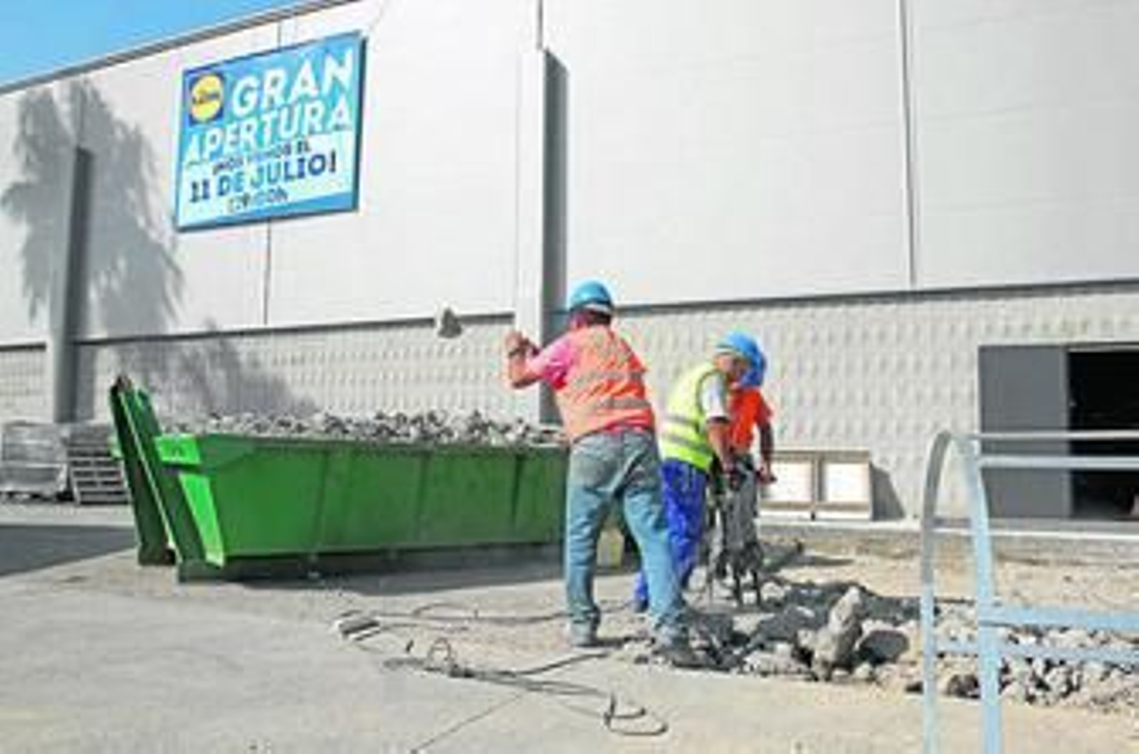 Tres operarios trabajan en la nueva tienda de Lidl en el polígono de Palmones, ayer.