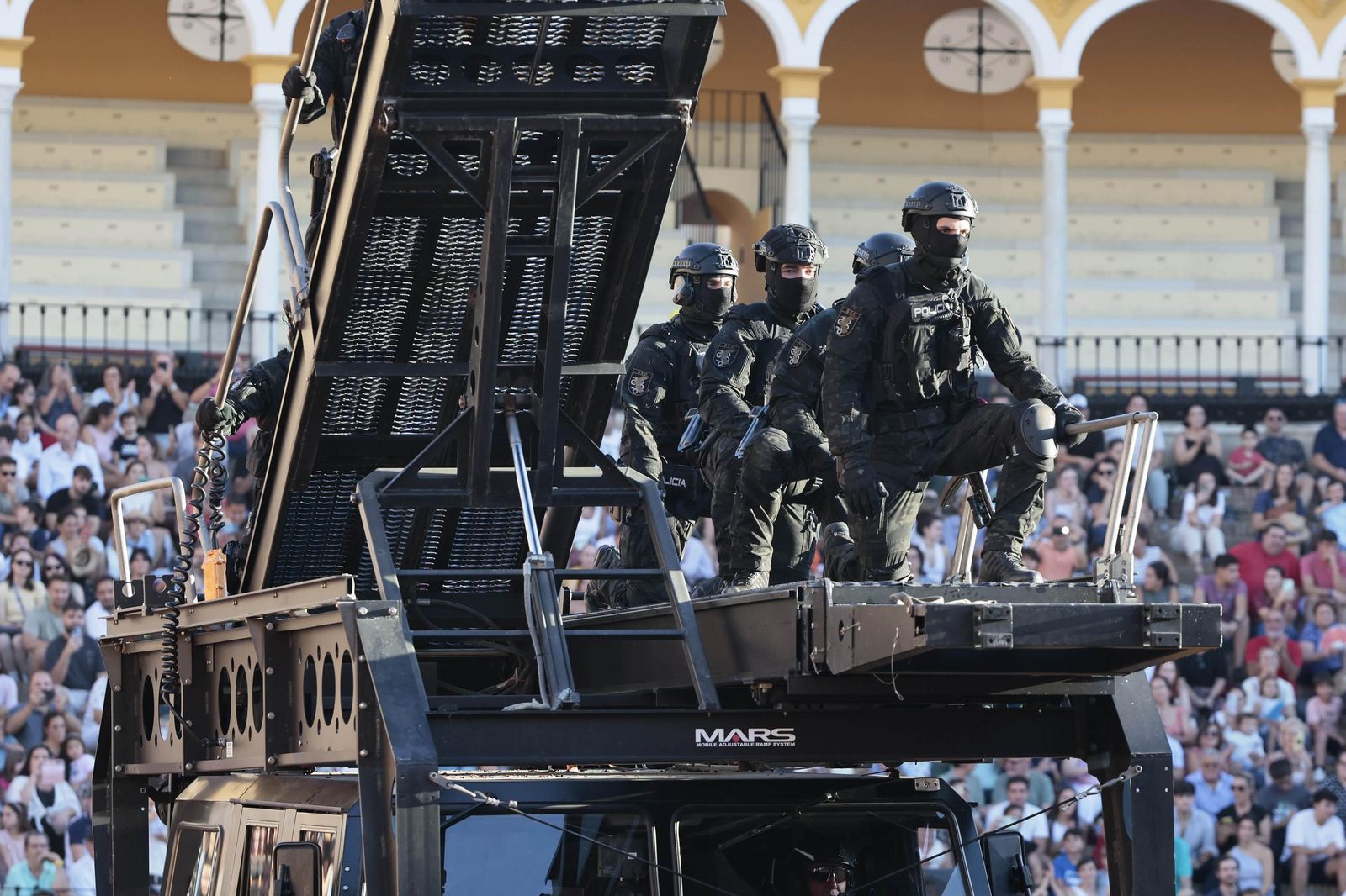 Las imágenes de la espectacular exhibición de la Policía Nacional en la Maestranza