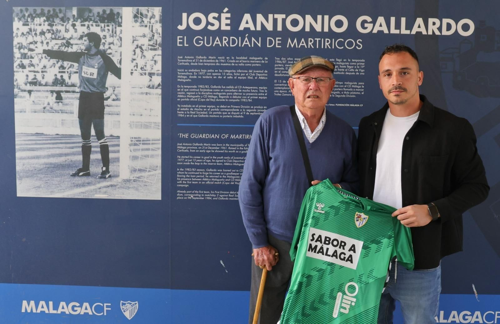 La entrega de la camiseta a la familia Gallardo por parte de Alfonso Herrero La entrega de la camiseta a la familia Gallardo por parte de Alfonso Herrero