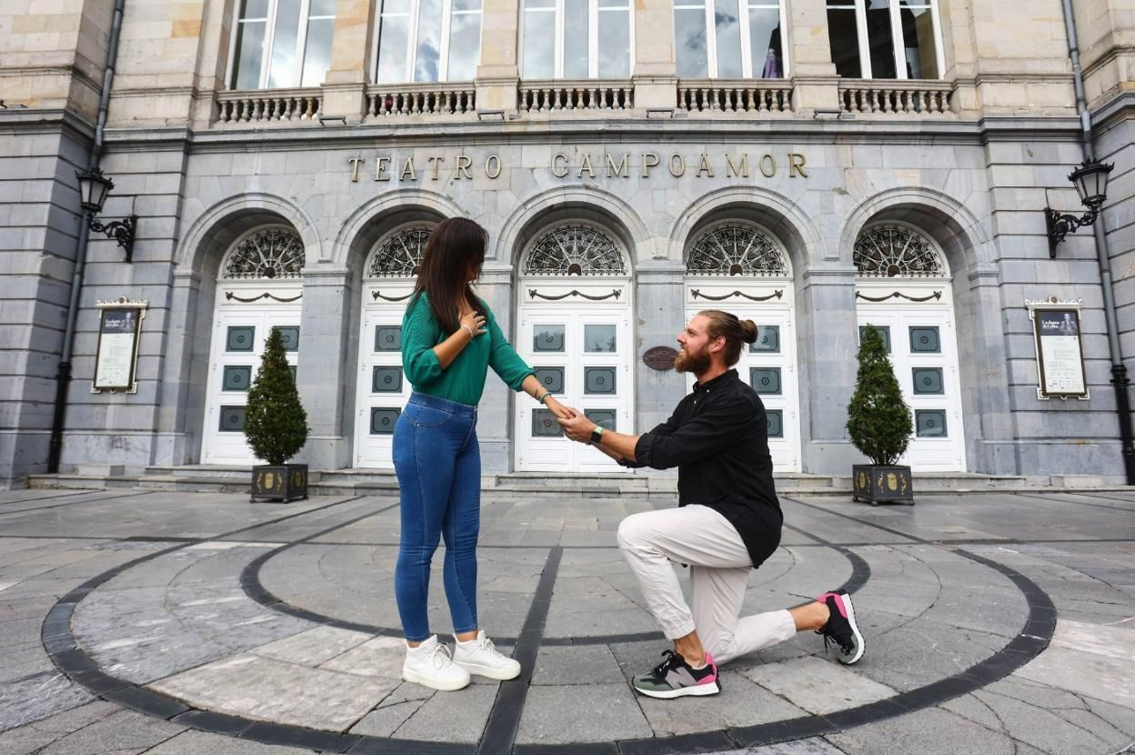 El barítono bollullero David Lagares pide la mano a su novia en la ópera de Oviedo