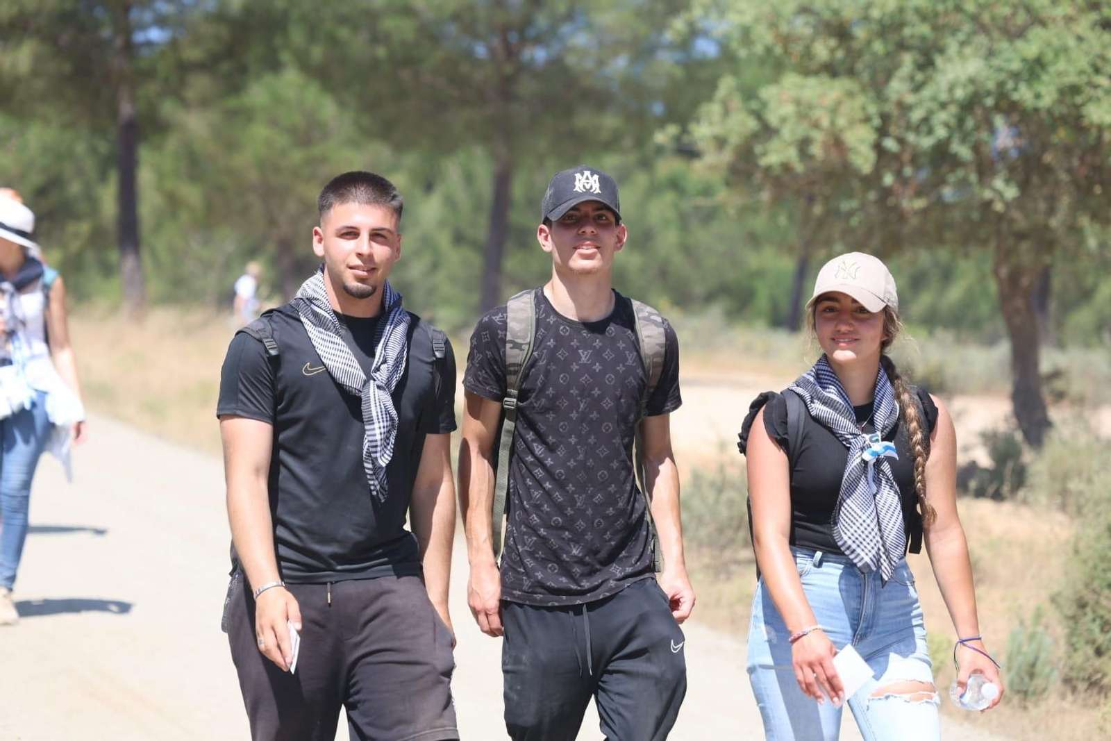 Ambientazo en el camino de Huelva al Rocío este viernes: imágenes de los peregrinos en La Matilla