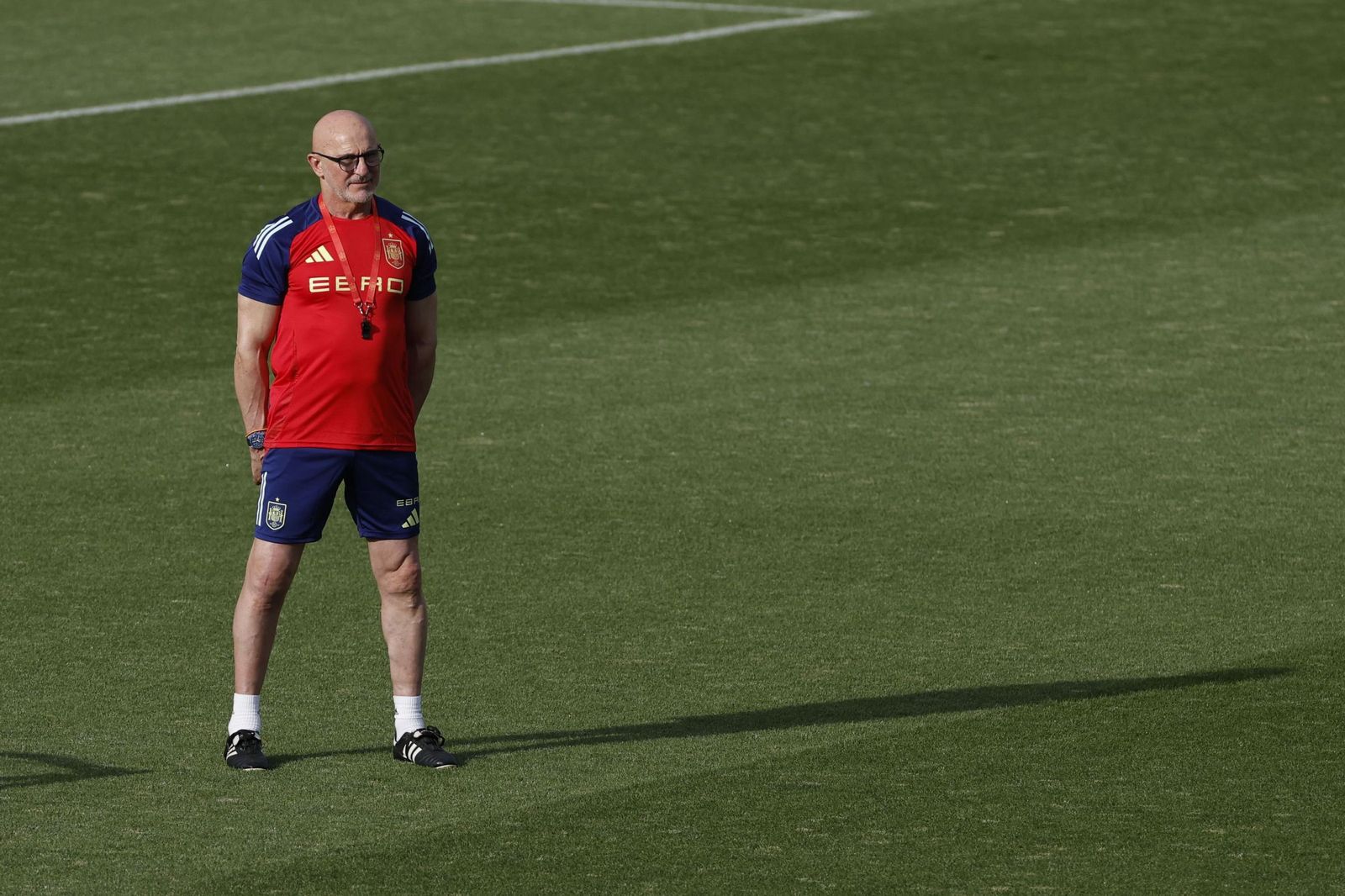 Dean Huijsen sonríe con España mientras espera a Isco