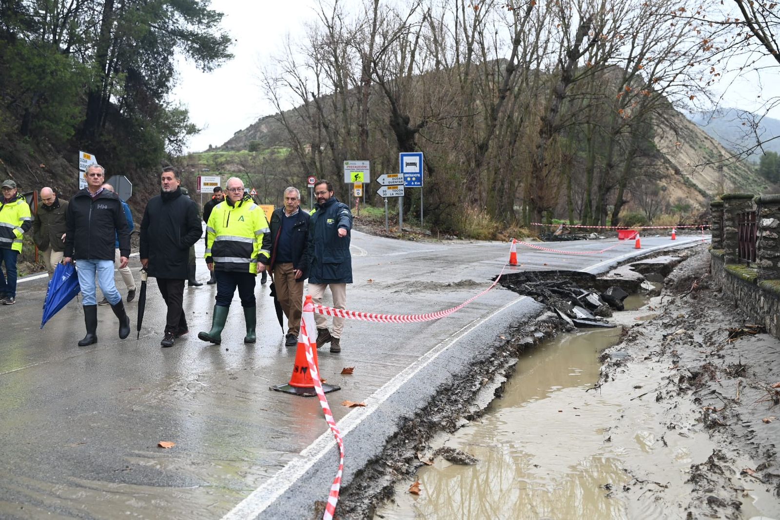 Los daños en la carretera son evidentes.