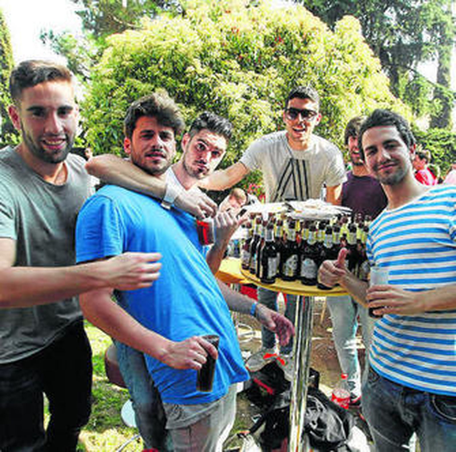 Jóvenes en los jardines de la Escuela de Aparejadores.