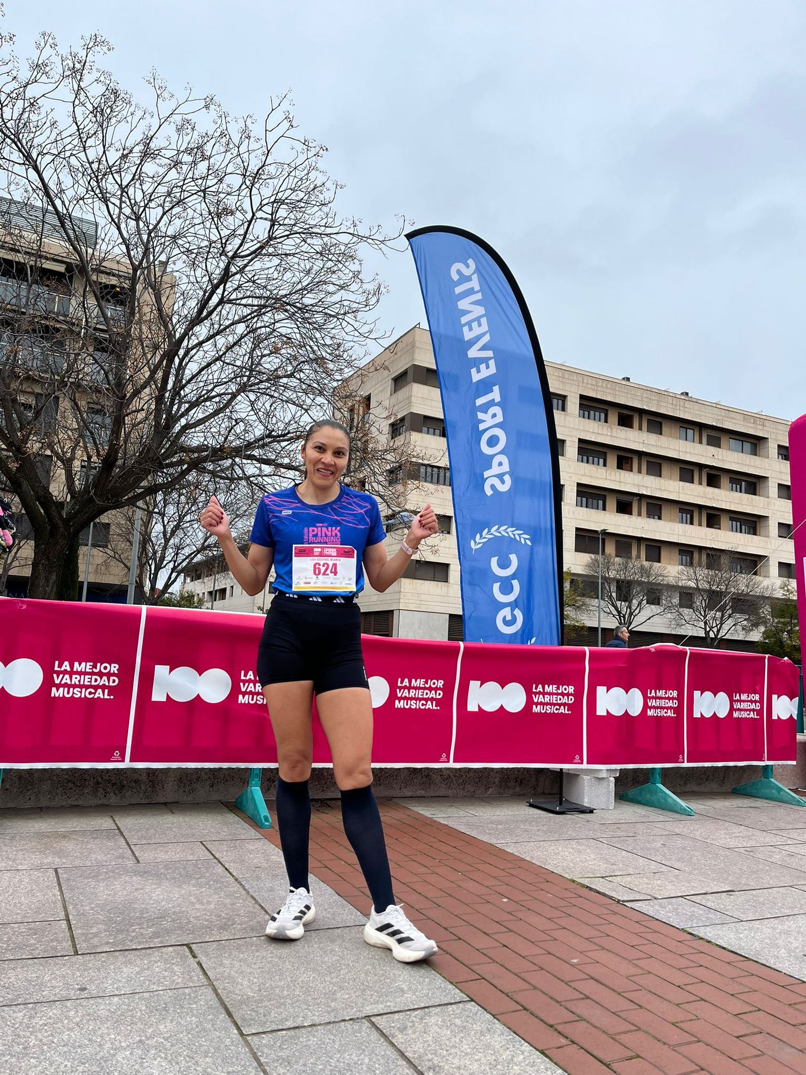 Lisa Esquivel celebra su triunfo en la Pink Running.