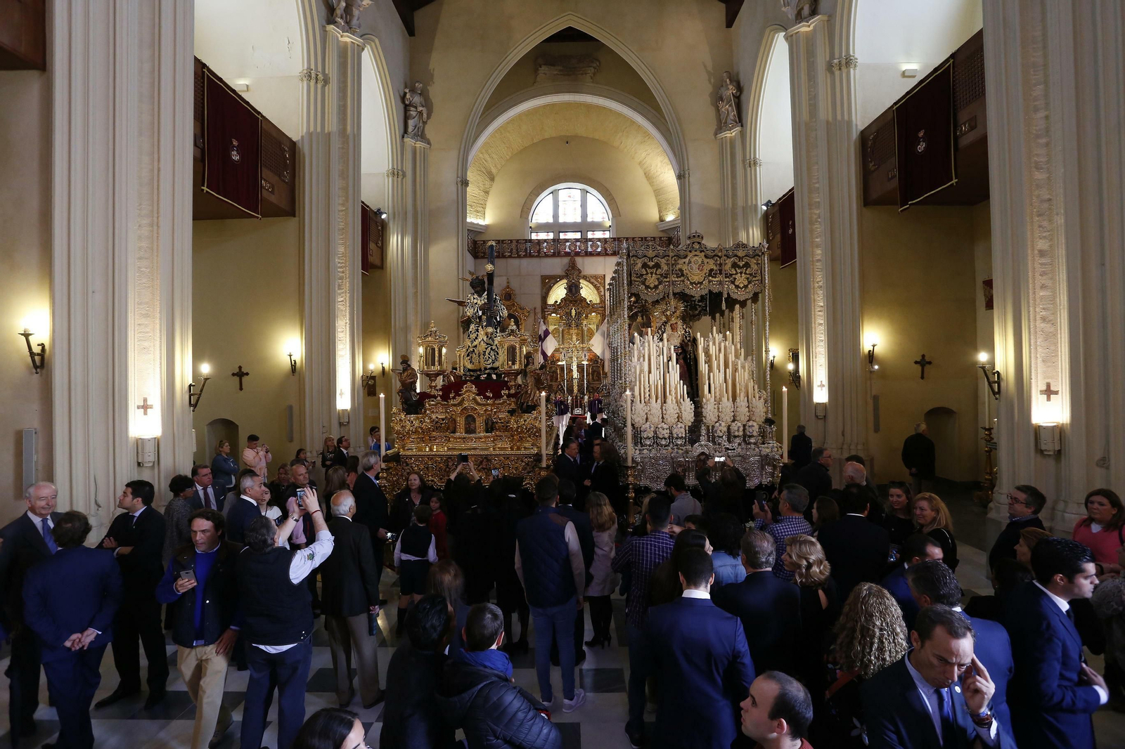 Colas en los templos a la espera de la Madrugá