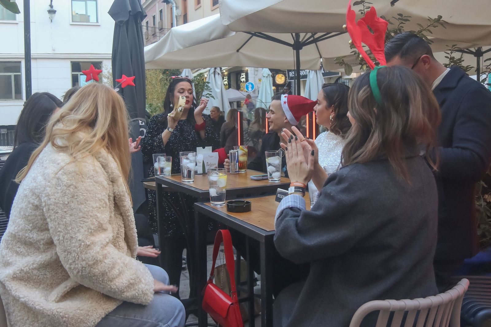 Imagen de una Tardebuena en una terraza de Granada